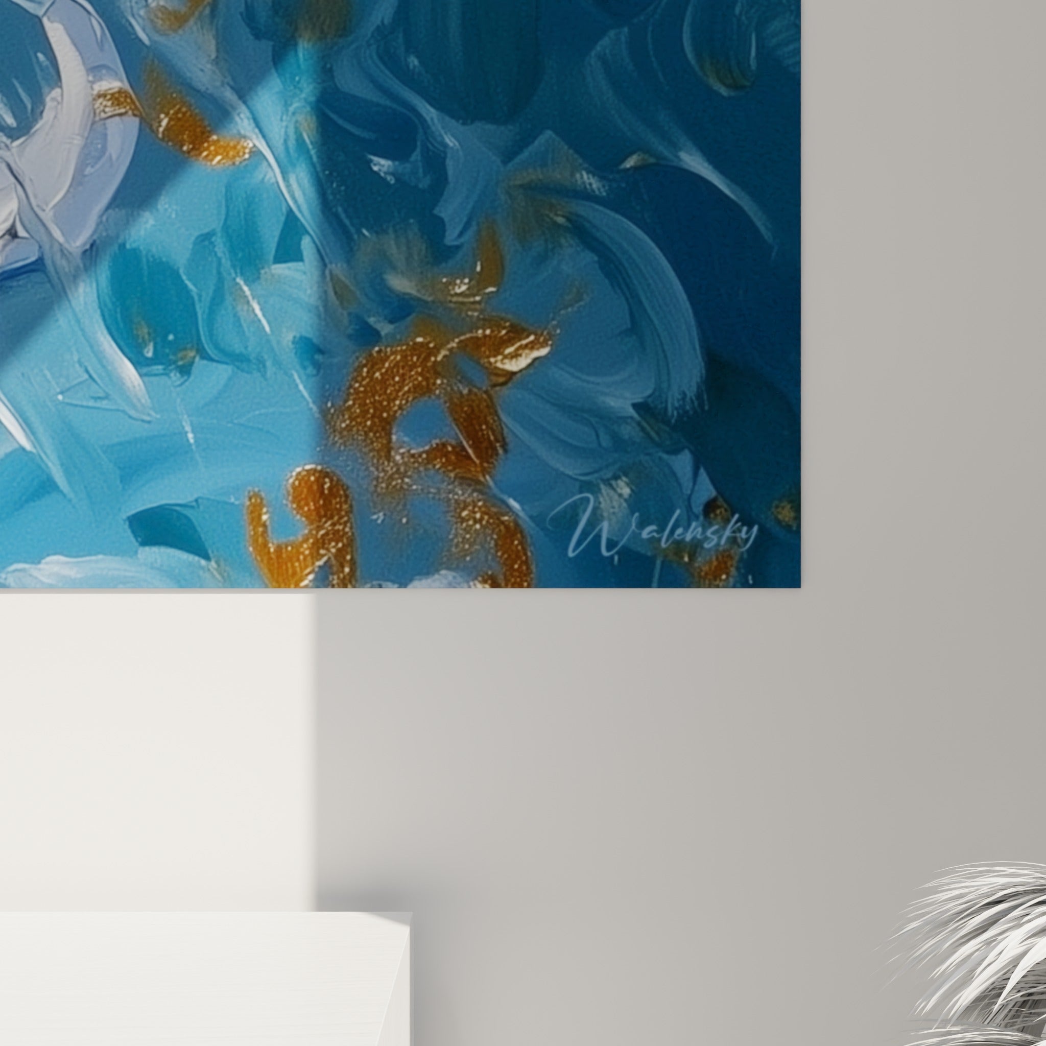 Empâtements blancs et coulures dorées sur fond bleu marine, matière épaisse de la toile Baleine