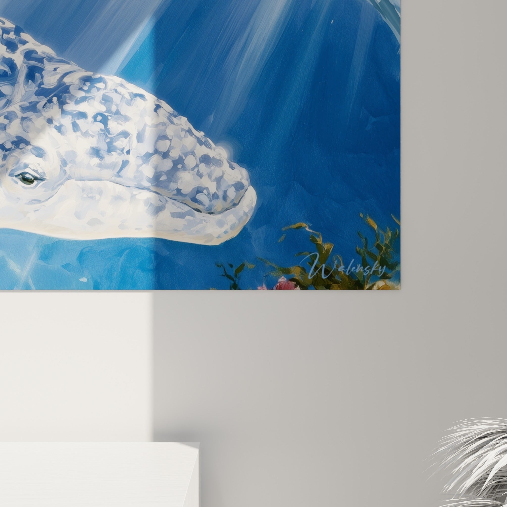 Texture marbrée bleu marine et blanche de la peau du cétacé, empâtements visibles sous la lumière rasante