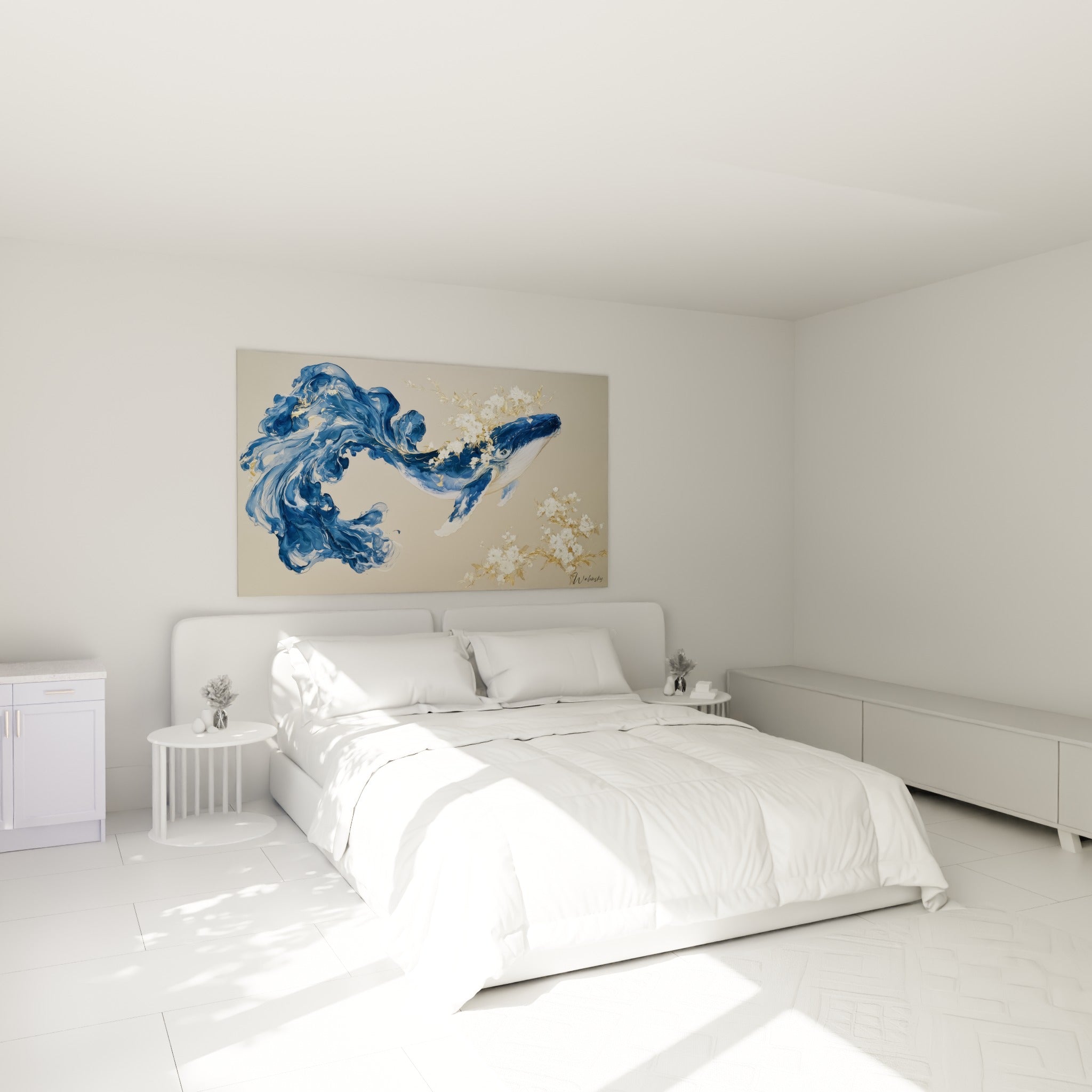 Baleine aux tons bleu marine et fleurs dorées, accrochée au-dessus d'un lit dans une chambre claire