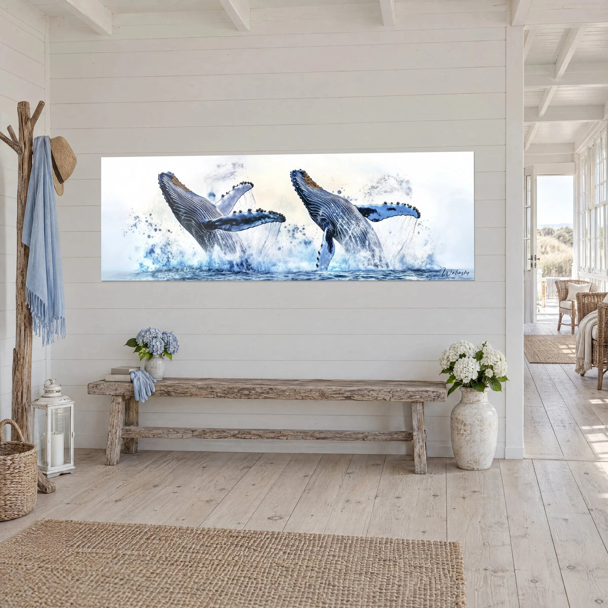 Tableau cétacés bondissants en aquarelle, ventre rayé de sillons, éclaboussures bleu azur sur fond ivoire, mur de bord de mer en vue de trois-quarts