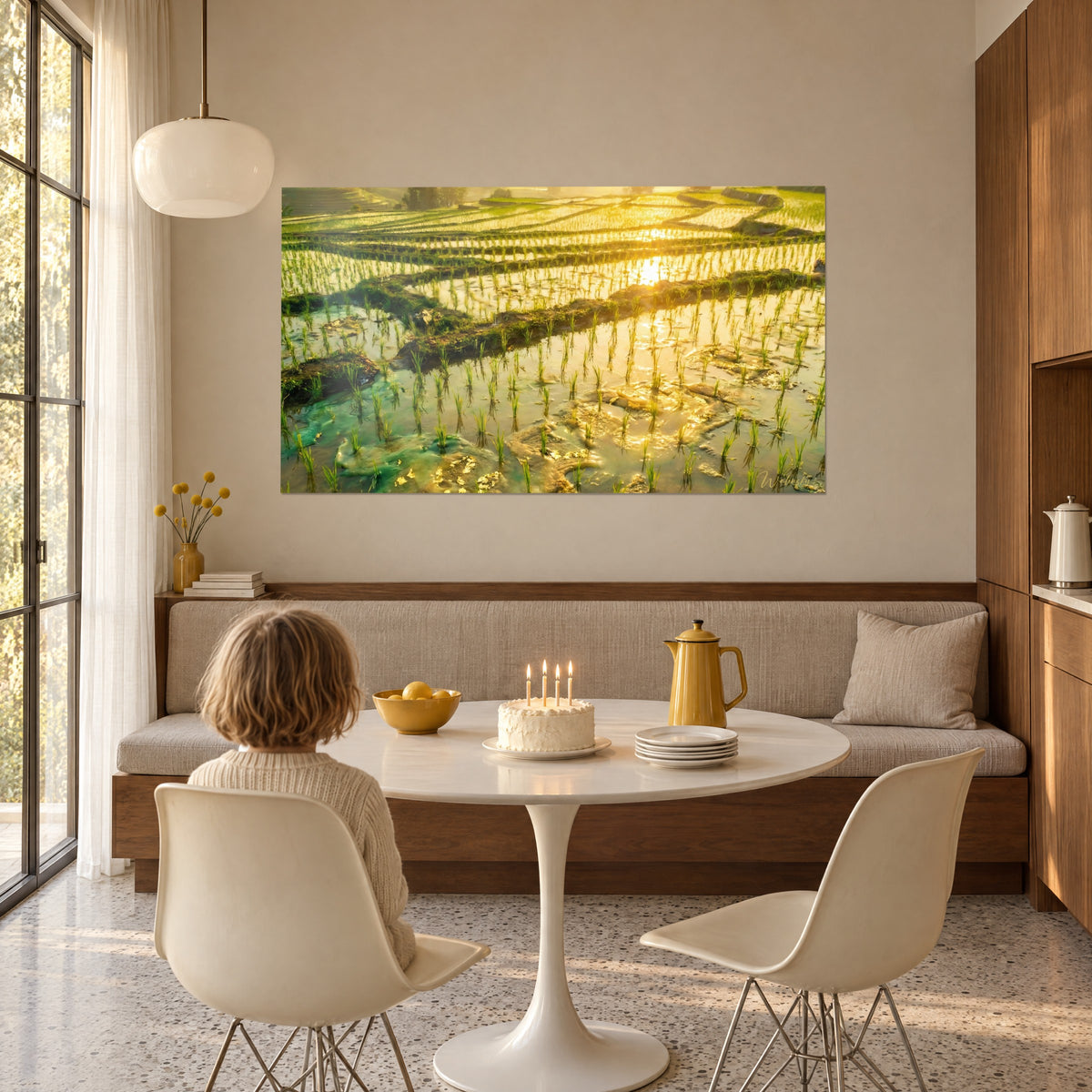 Quadro risaia al crepuscolo, riflessi giallo miele sull'acqua ed erbe verdi, bambino di spalle, torta con candeline su tavolo rotondo bianco