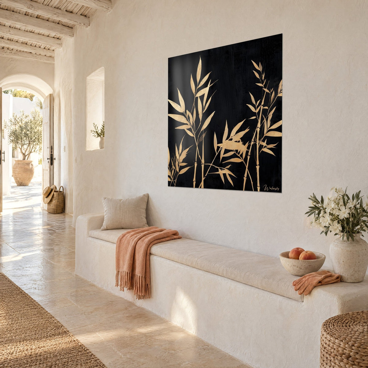 Tableau feuillage de bambou ocre doré sur fond noir profond, mur chaux blanc et banquette en pierre, vue de trois-quarts, maison méditerranéenne
