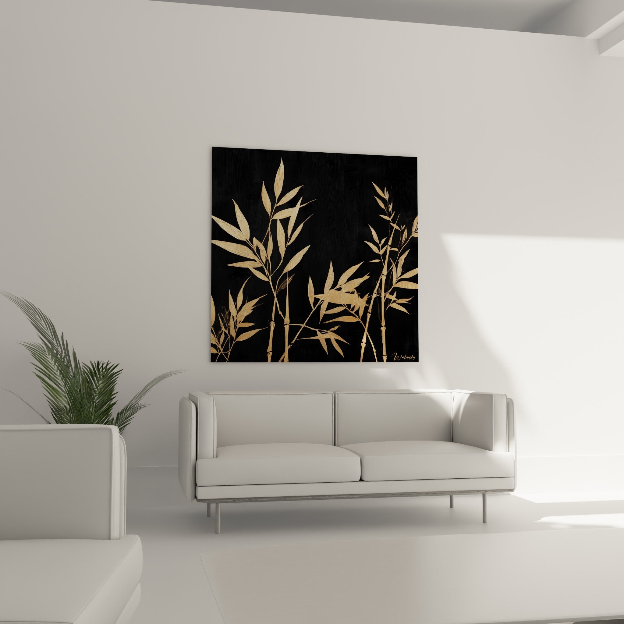 Feuillage de bambou doré et noir intense, disposé au-dessus d'un canapé dans un salon lumineux