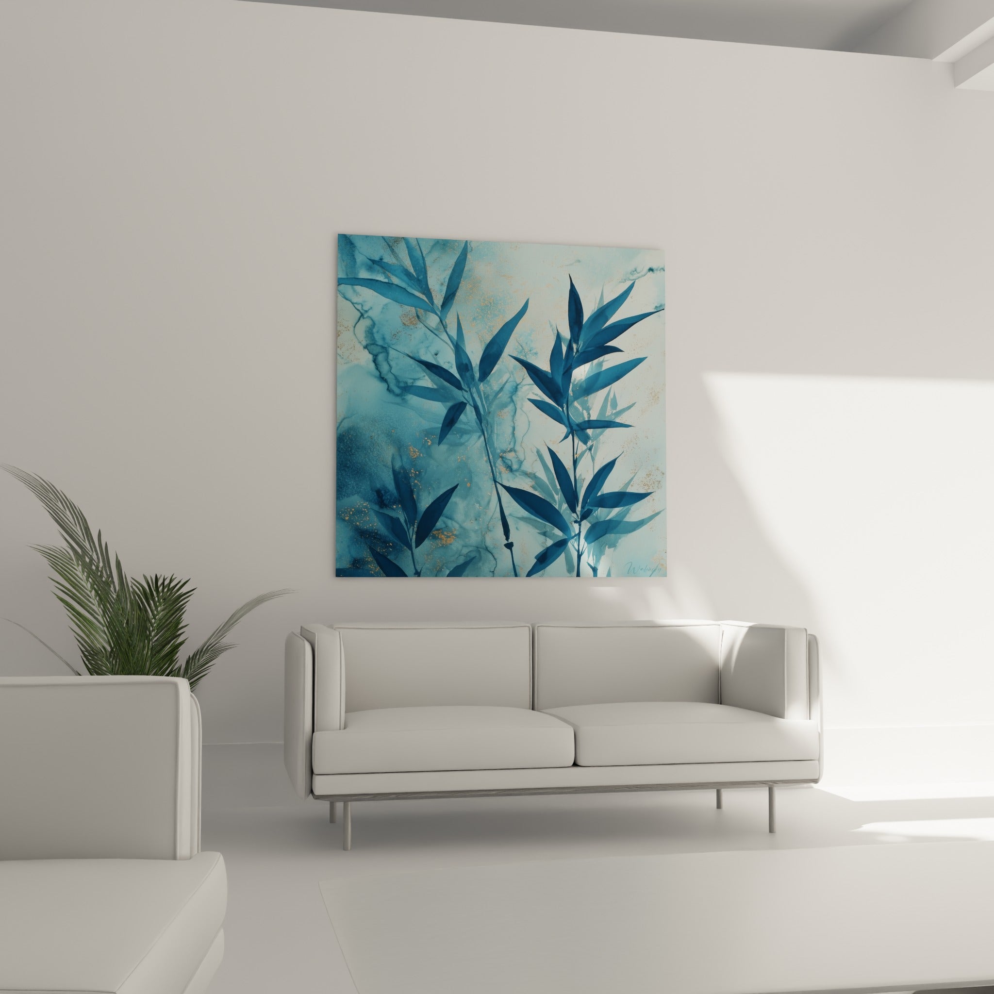 Feuillage de bambou bleu marine sur fond doré au-dessus d'un canapé dans un salon lumineux