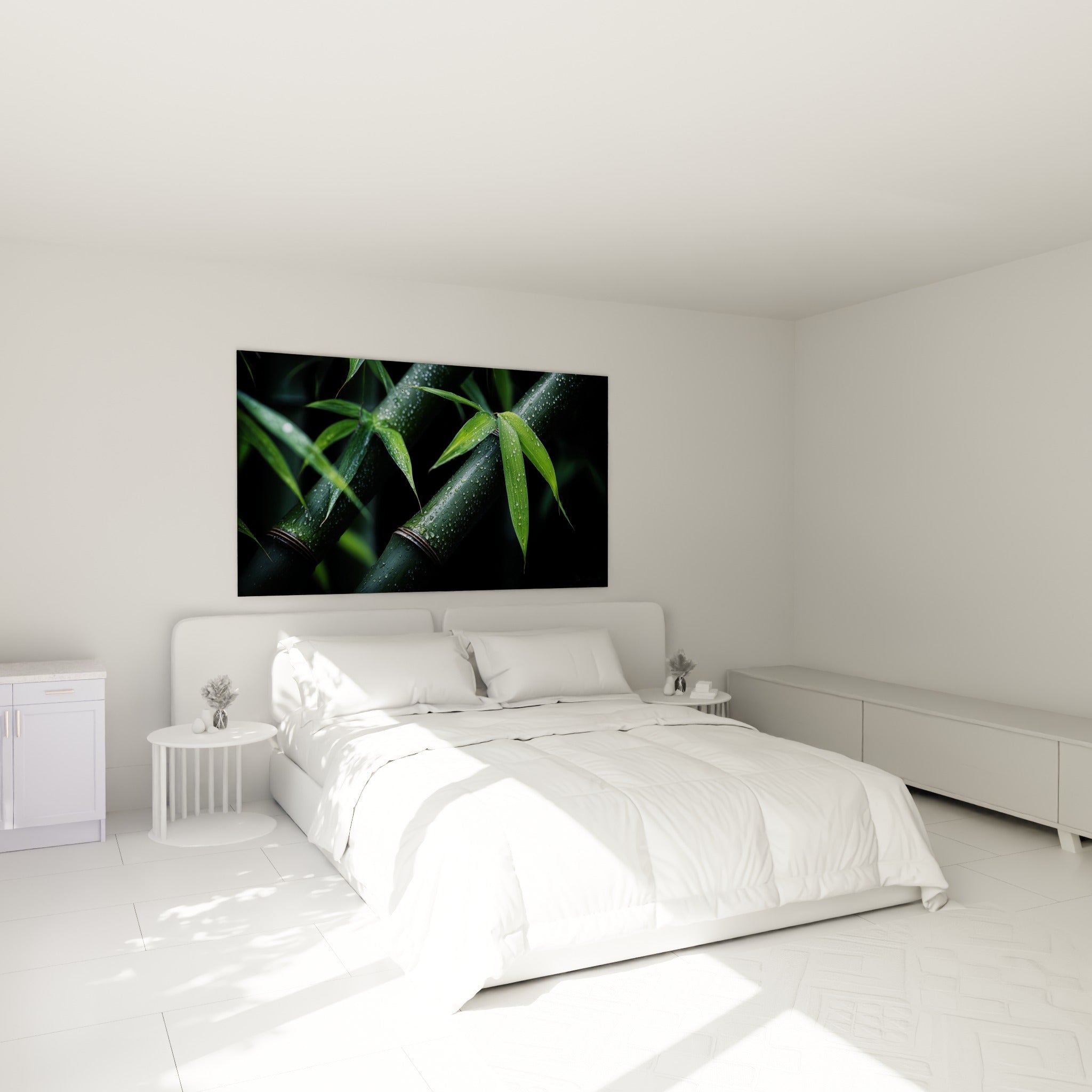 Bambou vert sombre orné de gouttelettes scintillantes, accroché au-dessus d'un lit dans une chambre claire