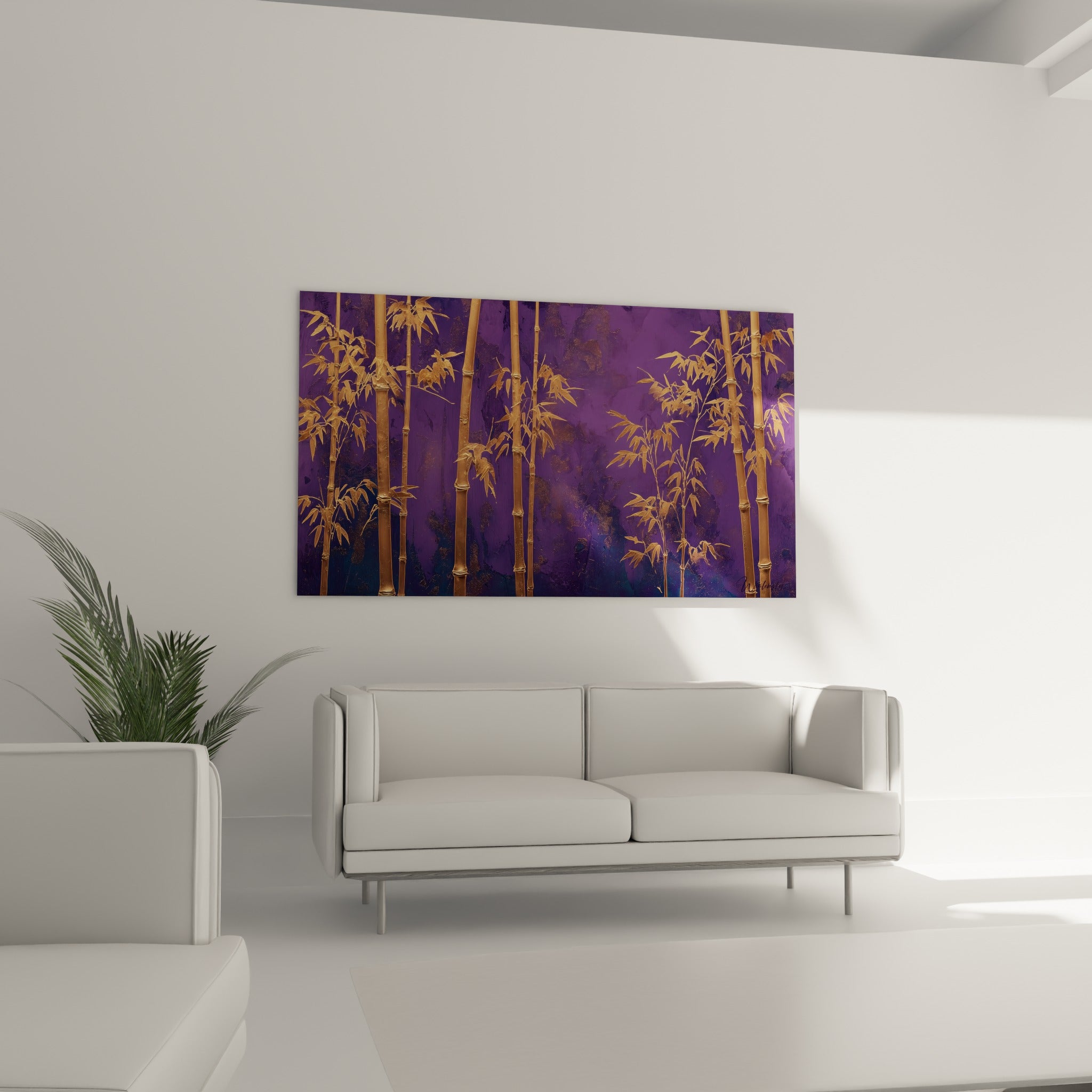 Bambou doré sur fond aubergine disposé au-dessus d'un canapé dans un salon lumineux