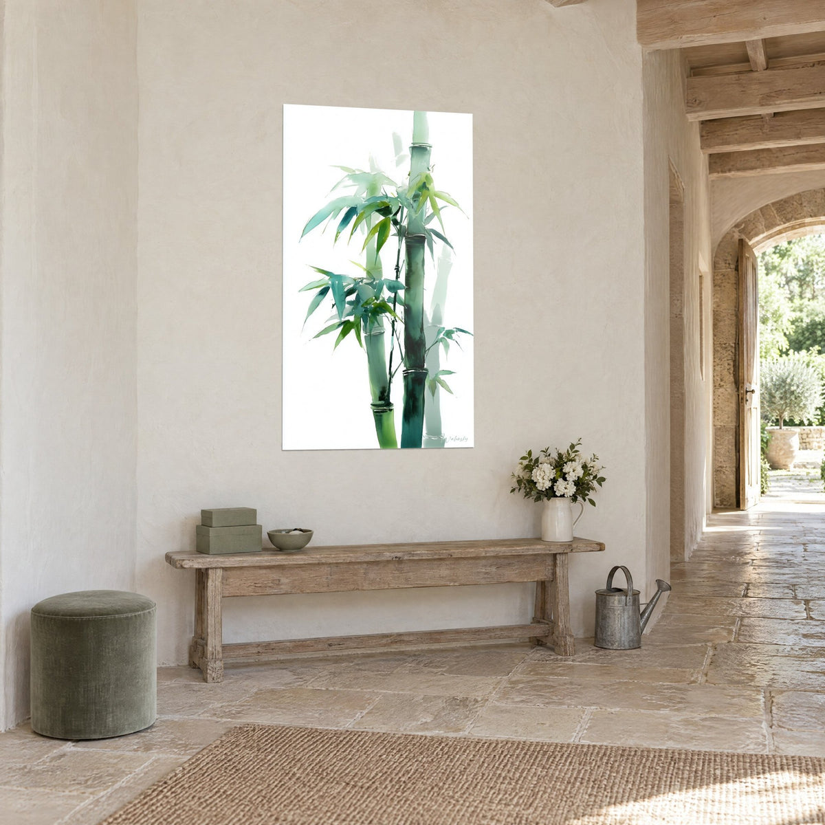 Quadro di sottili steli di bambù con foglie verde tenue e verde petrolio, sfondo bianco, parete beige, corridoio in pietra, consolle in legno