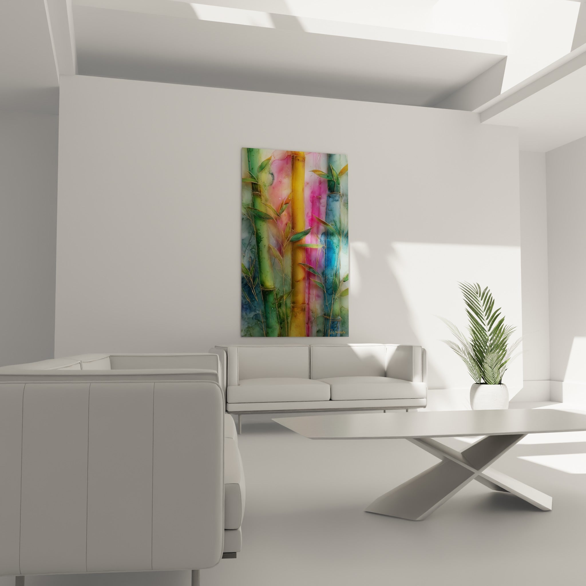Bambou vert émeraude et bleu ardoise accroché au-dessus d'un canapé dans un salon lumineux