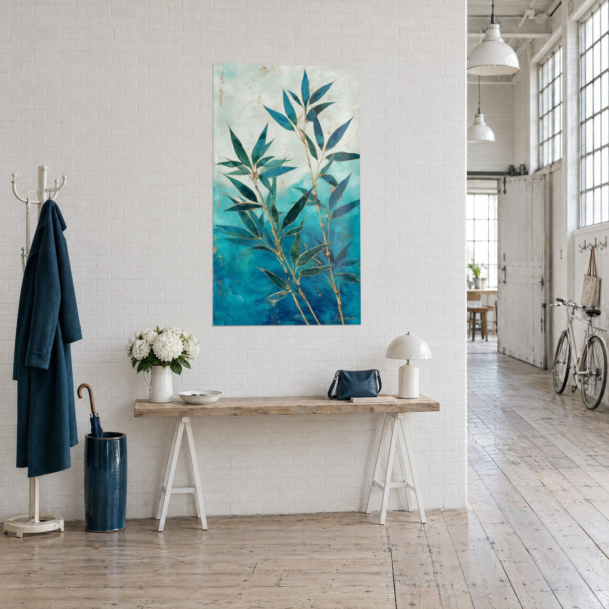 Tableau feuilles de bambou bleu-vert lancéolées et nœuds dorés sur dégradé turquoise, en vue de trois-quarts dans un loft d'artiste