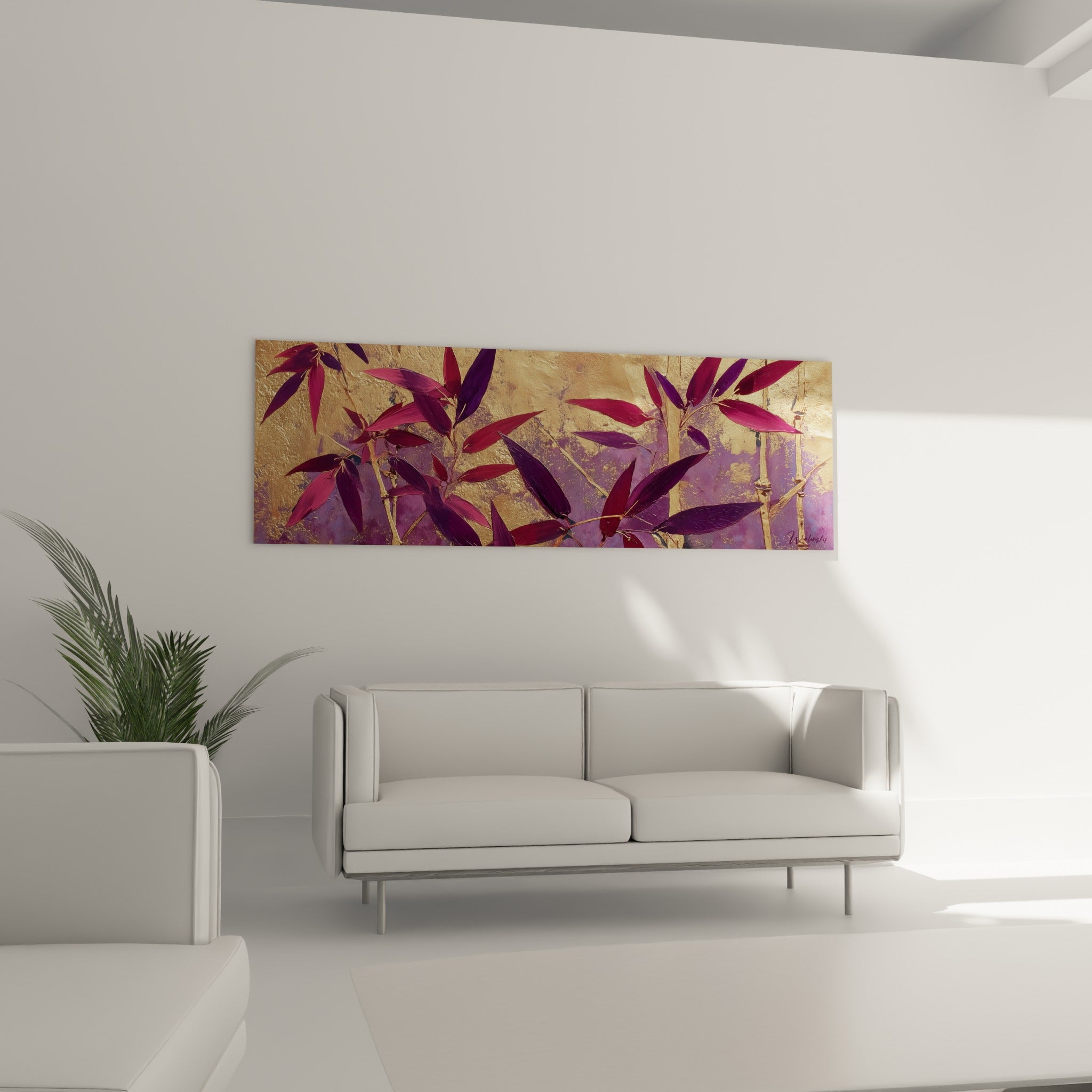 Branches de bambou mauves et dorées disposées au-dessus d'un canapé dans un salon lumineux