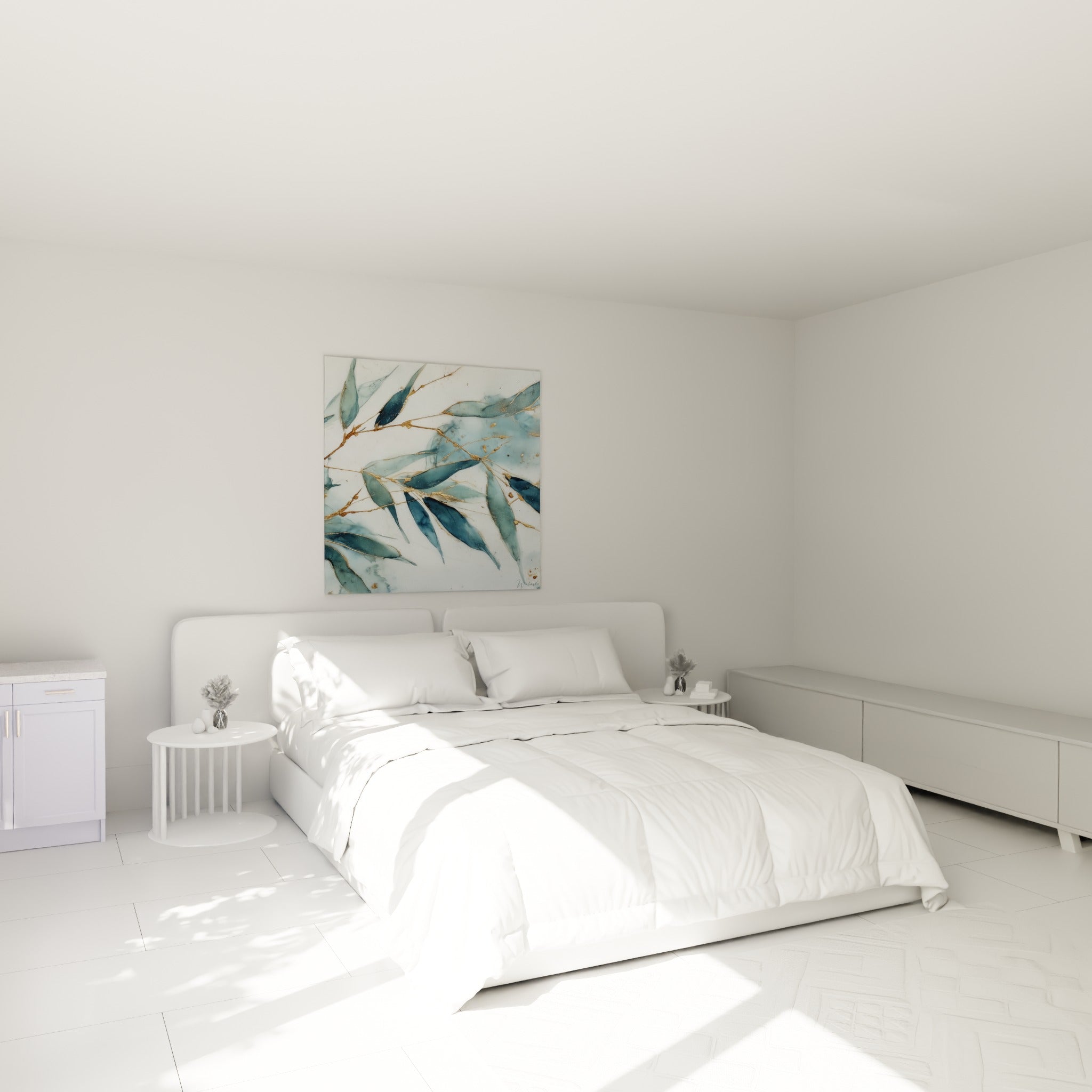 Feuilles de bambou bleu marine et doré déployées au-dessus d'un lit dans une chambre claire