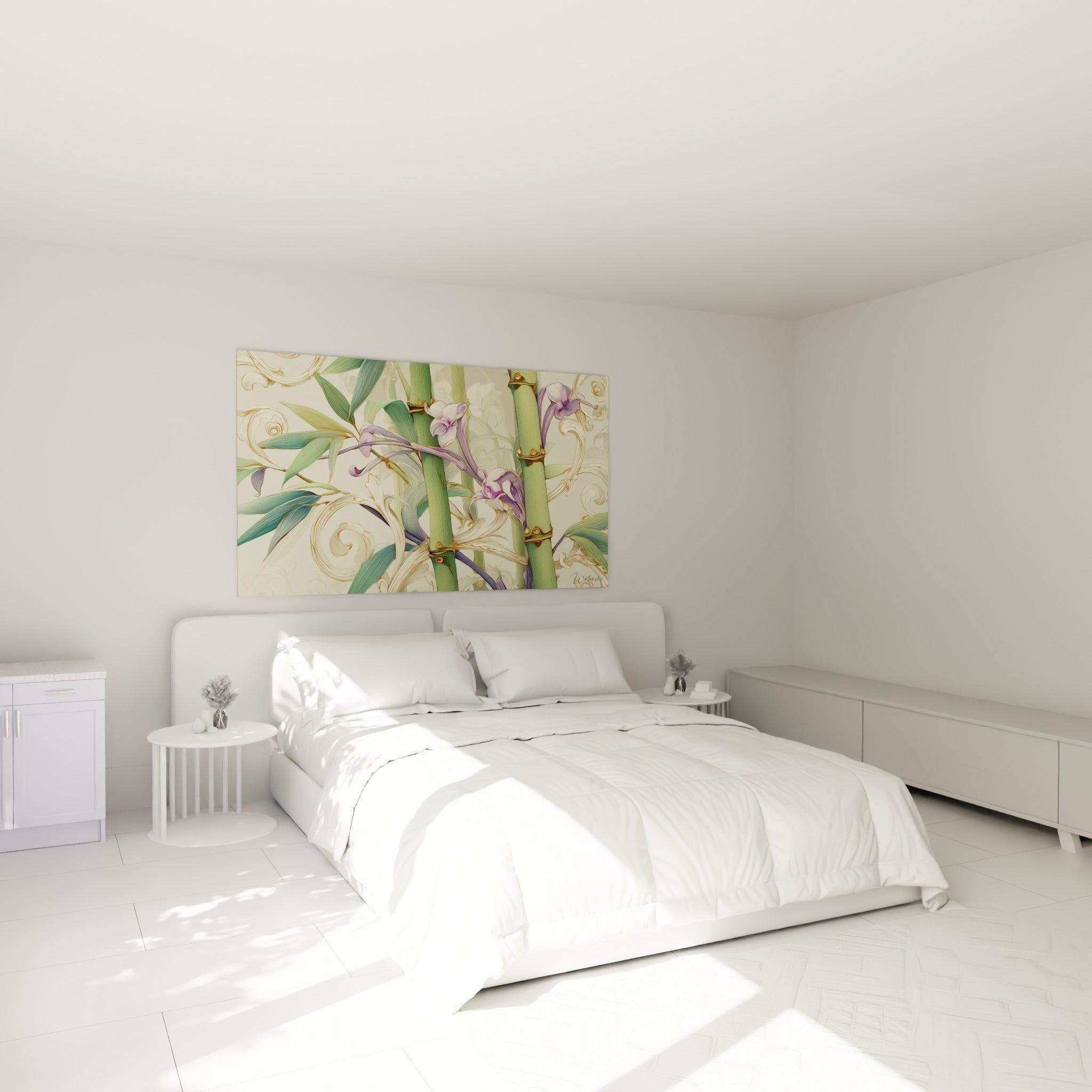 Orchidées mauves et tiges de bambou vert accrochées au-dessus d'un lit dans une chambre claire