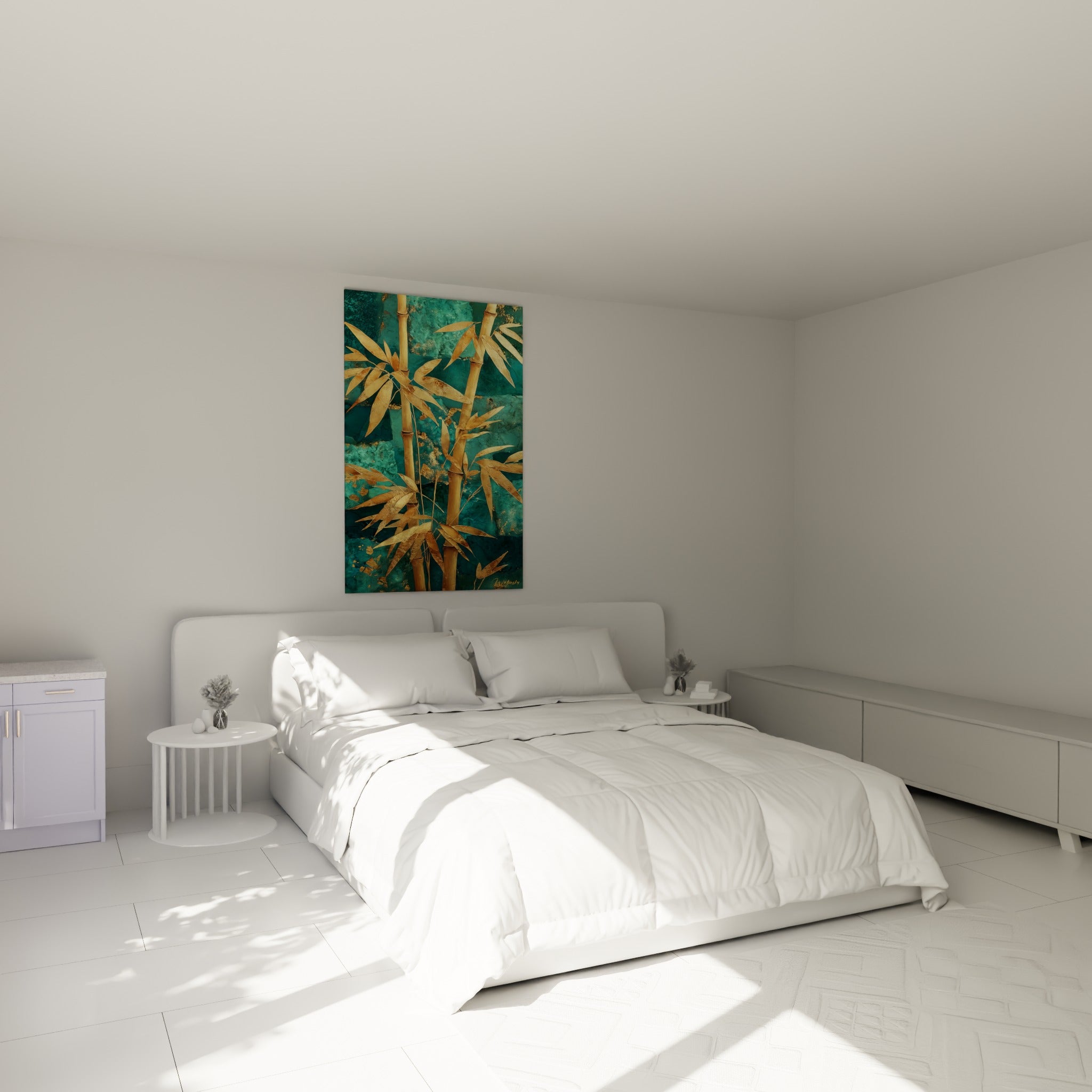 Tiges de bambou dorées et fond turquoise accrochées au-dessus d'un lit dans une chambre claire