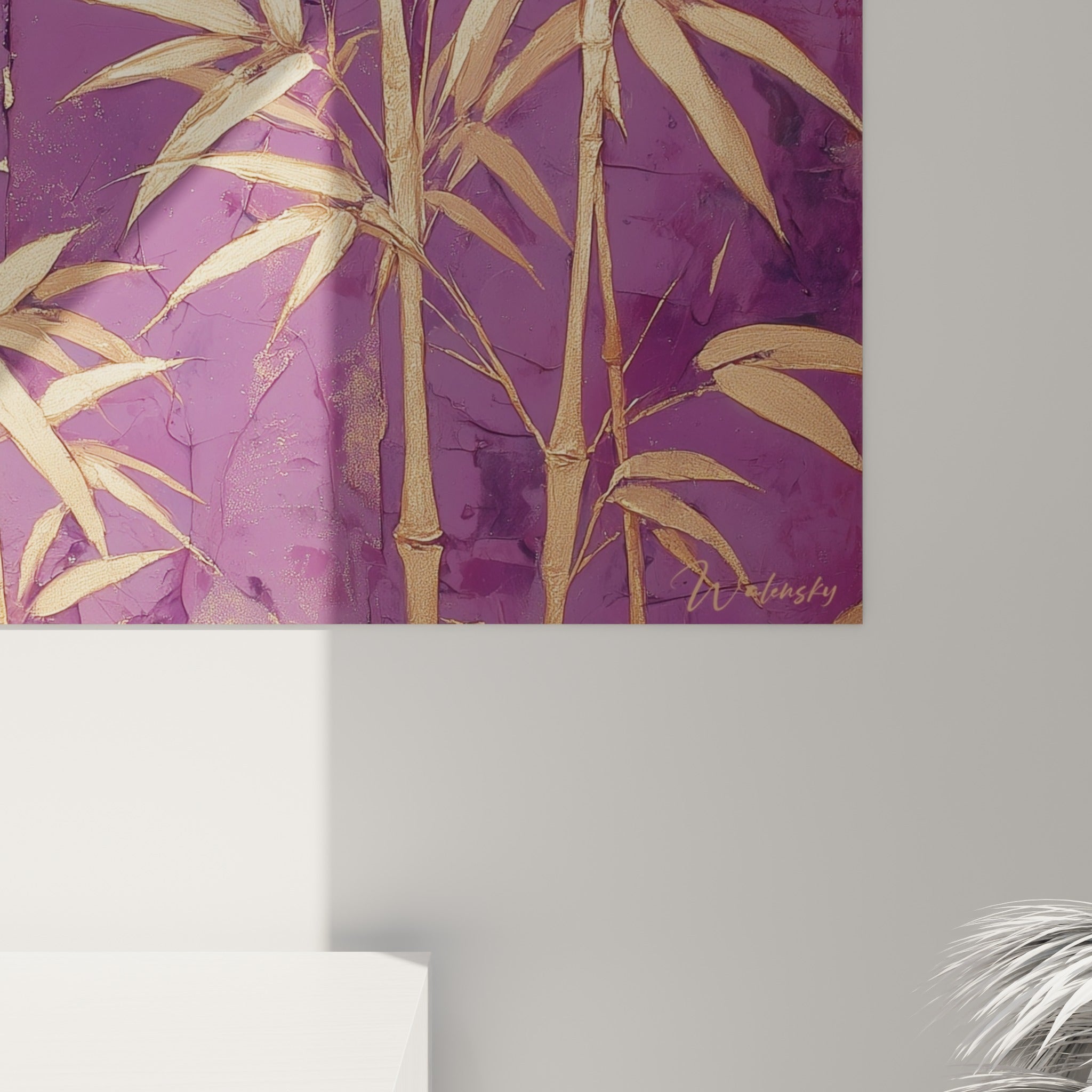 Empâtements dorés et craquelures violettes se rejoignant sur la surface de ce tableau bambou en gros plan