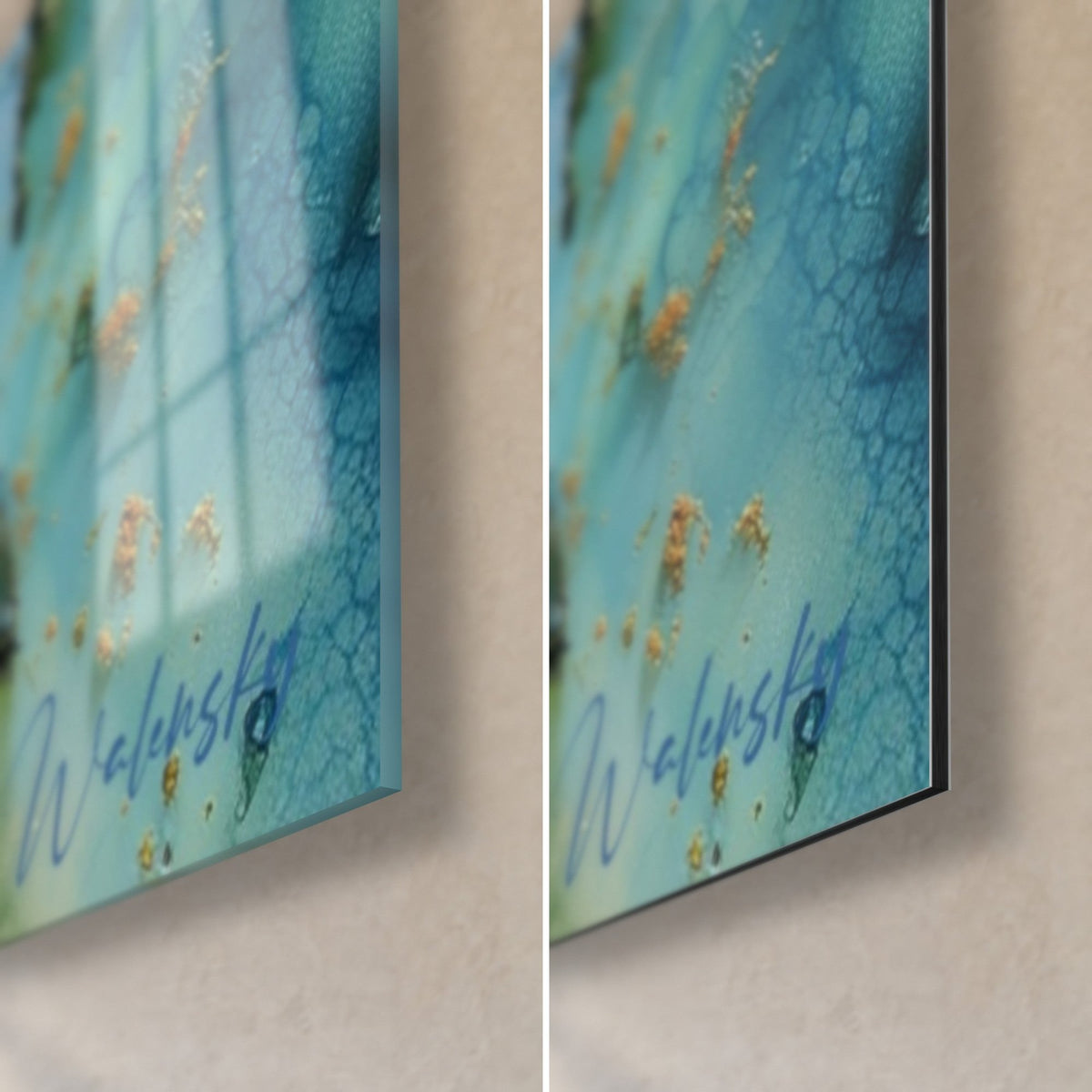 Quadro con gambo verde e riflessi turchesi, angolo in basso a destra: vetro acrilico lucido a sinistra, Dibond opaco a destra, bordo di 3 mm e firma blu