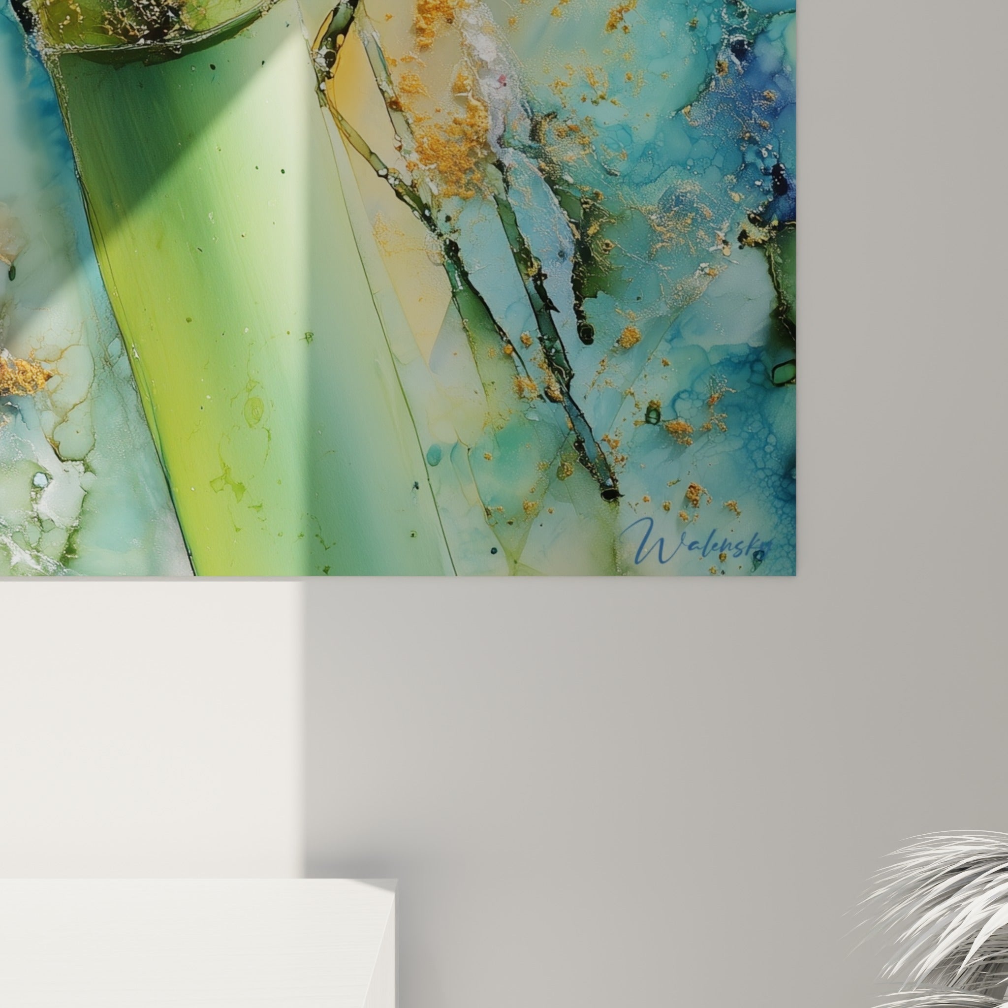 Détail du grain aquarellé sur la tige de bambou, où le vert et le doré se fondent en coulures fines