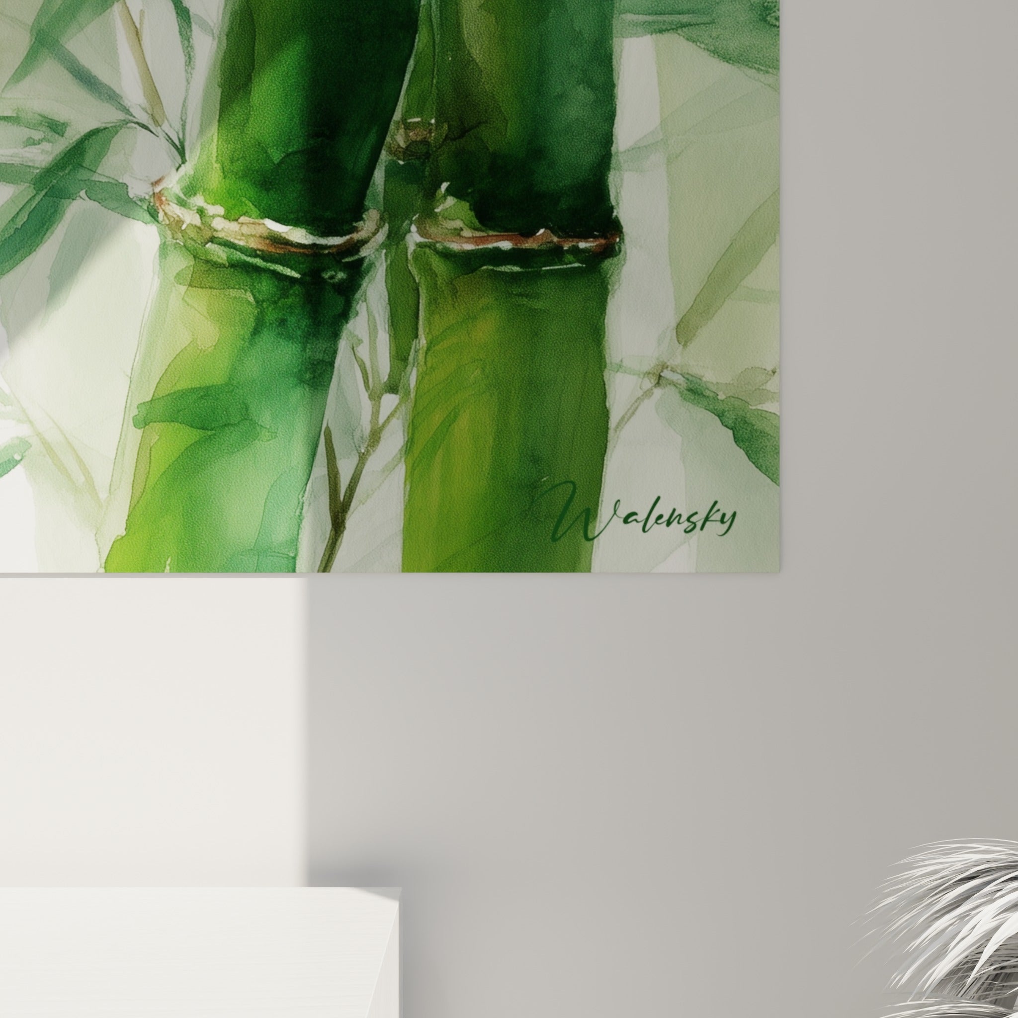Détail des tiges vertes et blanches du bambou révélant les nuances aquarelle et les jointures peintes