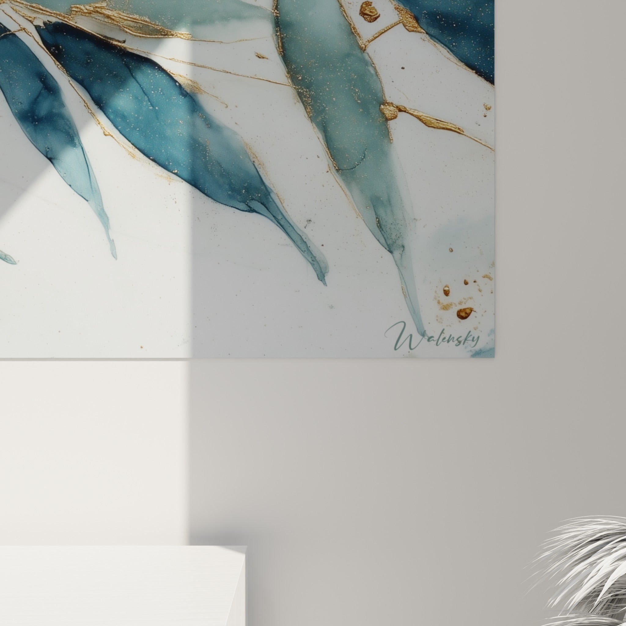 Détail des feuilles de bambou où l'encre bleu pétrole se mêle aux fines coulures dorées et au grain nacré