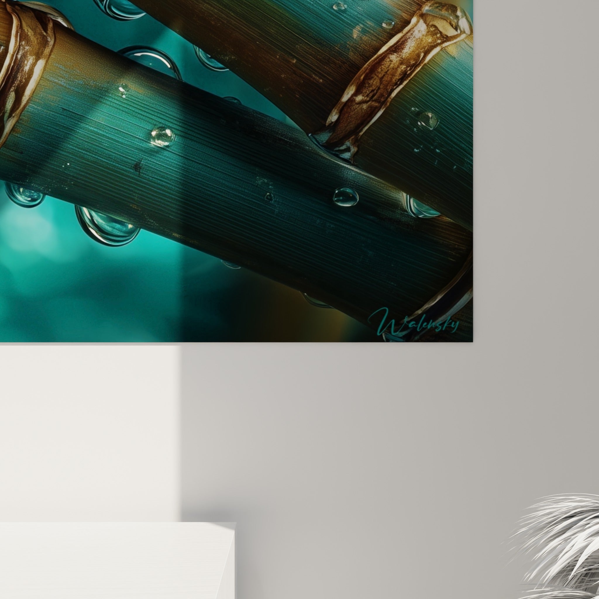 Grain fin des gouttes d'eau sur l'écorce dorée du bambou, détail rapproché des reflets turquoise