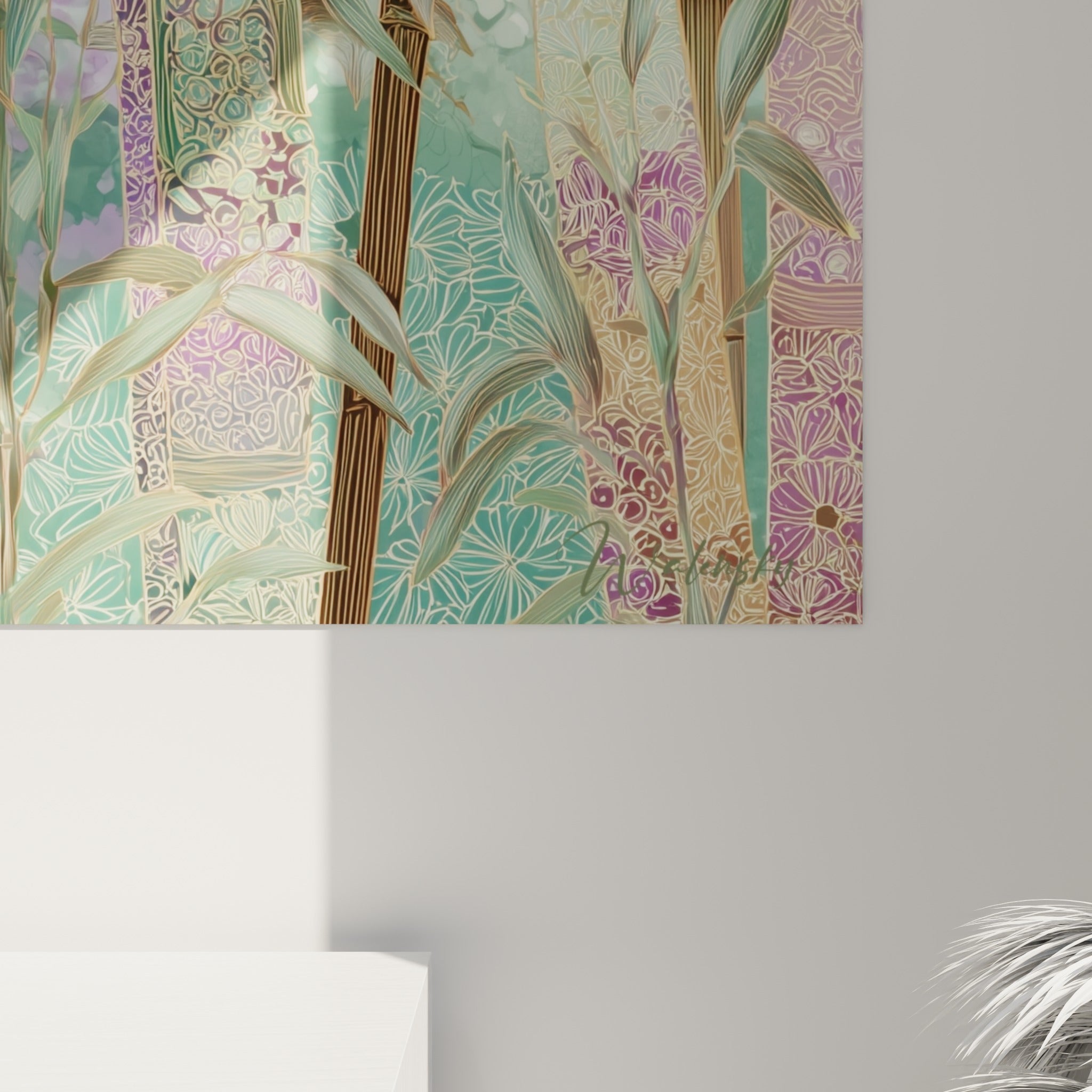 Détail des motifs floraux gravés sur les tiges mauves et vertes du bambou en gros plan