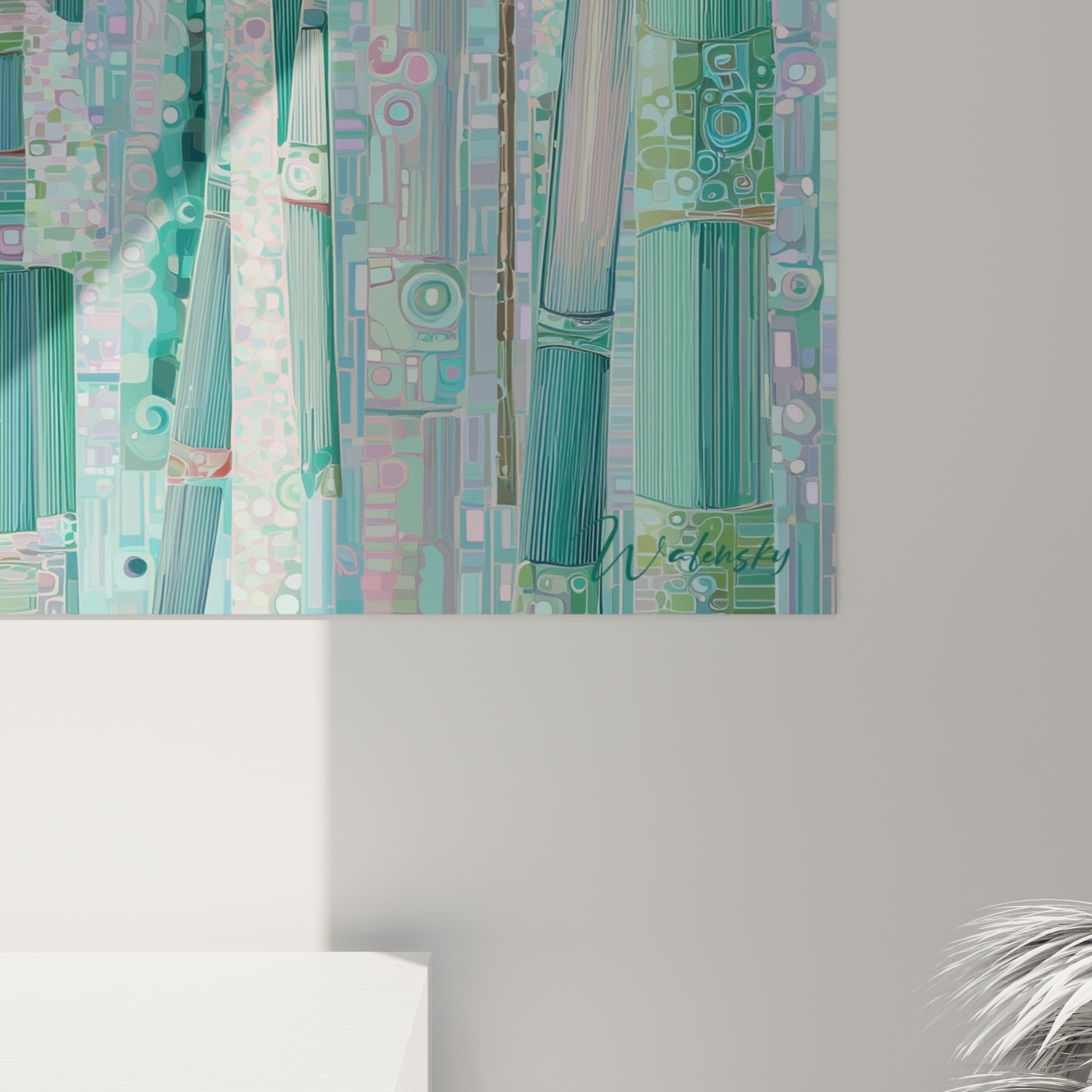 Détail des tiges de bambou où se mêlent motifs géométriques, vert profond et reflets roses délicats