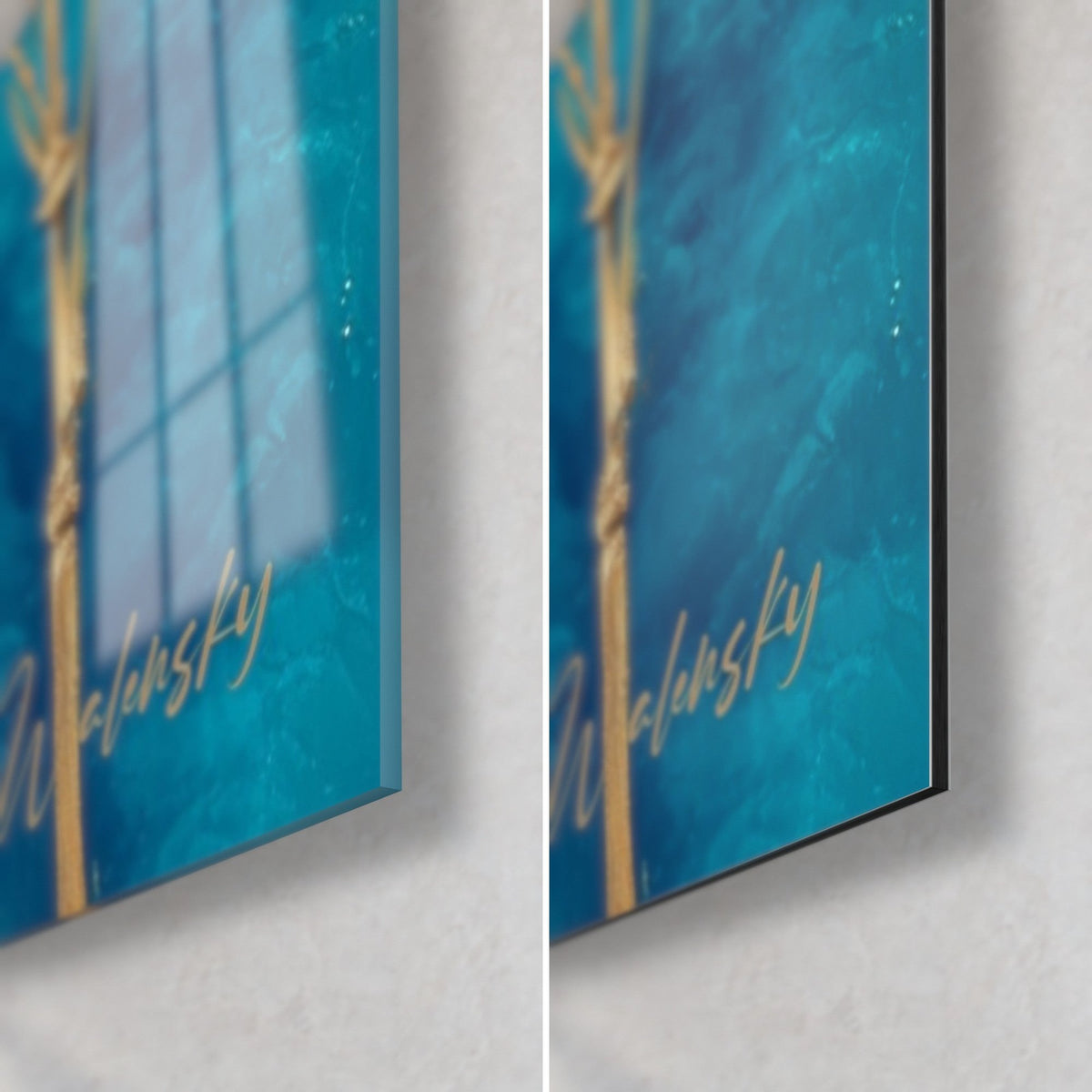 Tableau tiges de bambou dorées sur fond bleu profond, coin bas droit : verre acrylique brillant à gauche, alu Dibond mat à droite