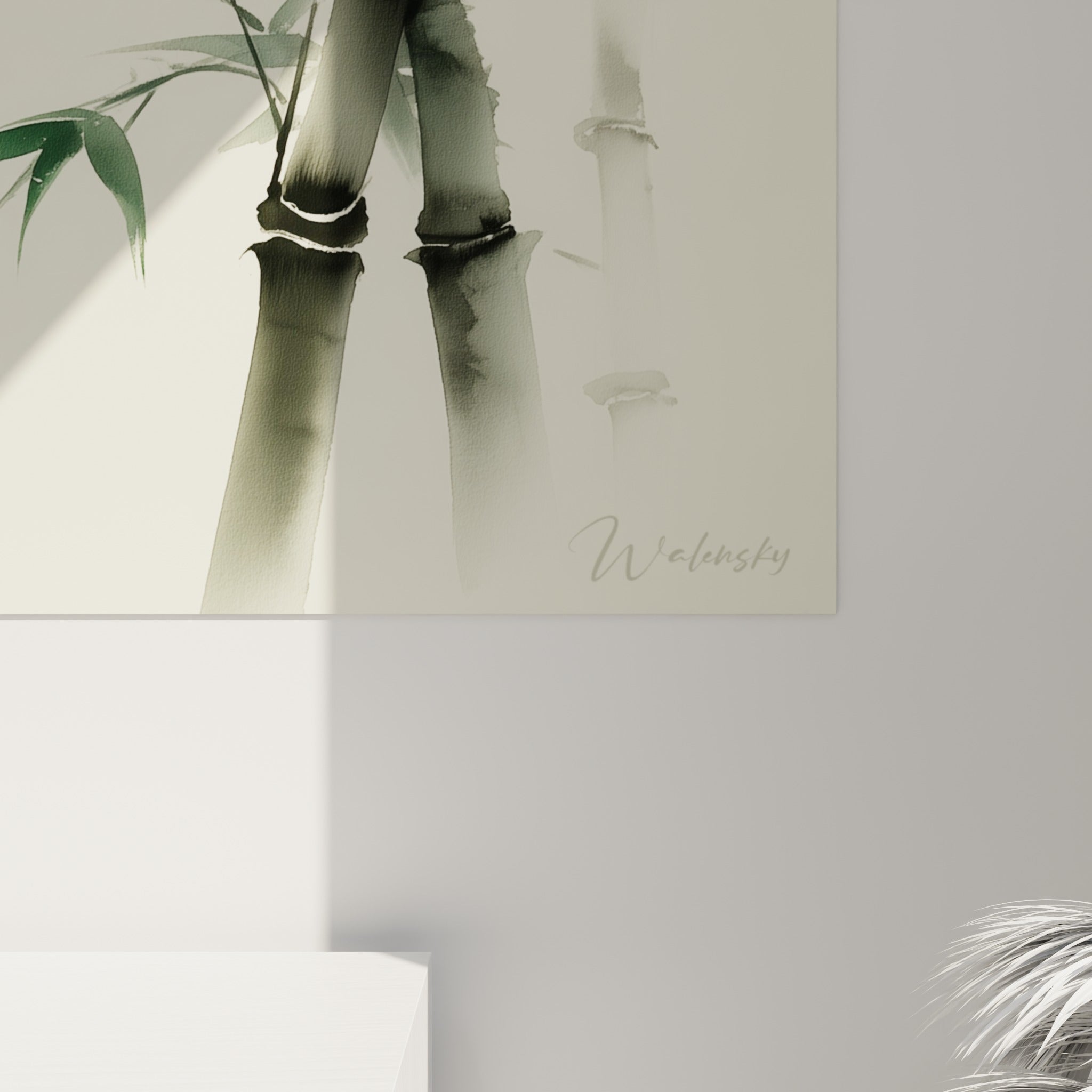 Nœuds de tige bambou en gris fondu et feuilles vert foncé aux contours estompés à l'encre