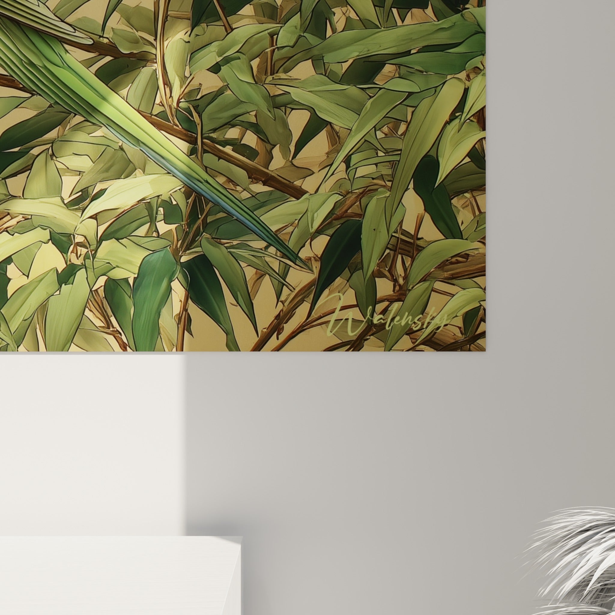 Détail des plumes vertes et du feuillage texturé, jeux de lumière dorée sur l'impression du tableau