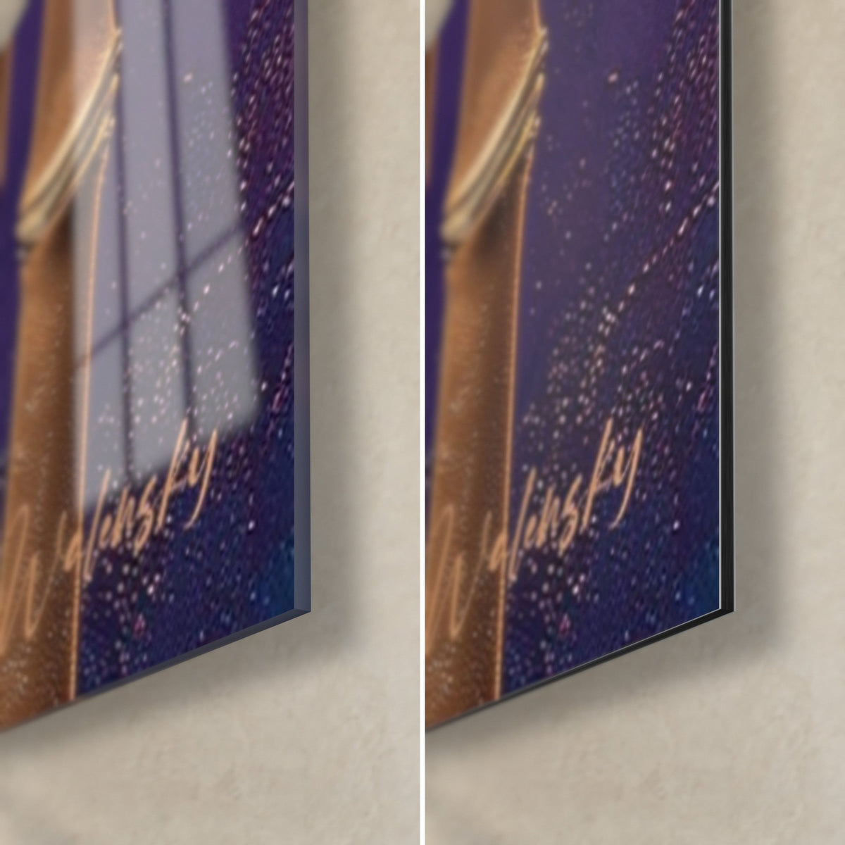 Tableau bambou doré, coin bas droit : verre brillant aux reflets à gauche, alu Dibond mat violet et tranche noire à droite