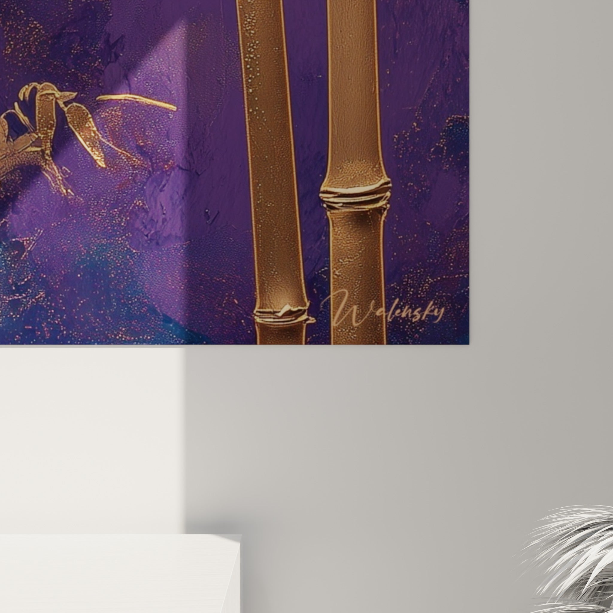 Détail du grain métallique doré et des nœuds de tige contre la texture violette du fond peint