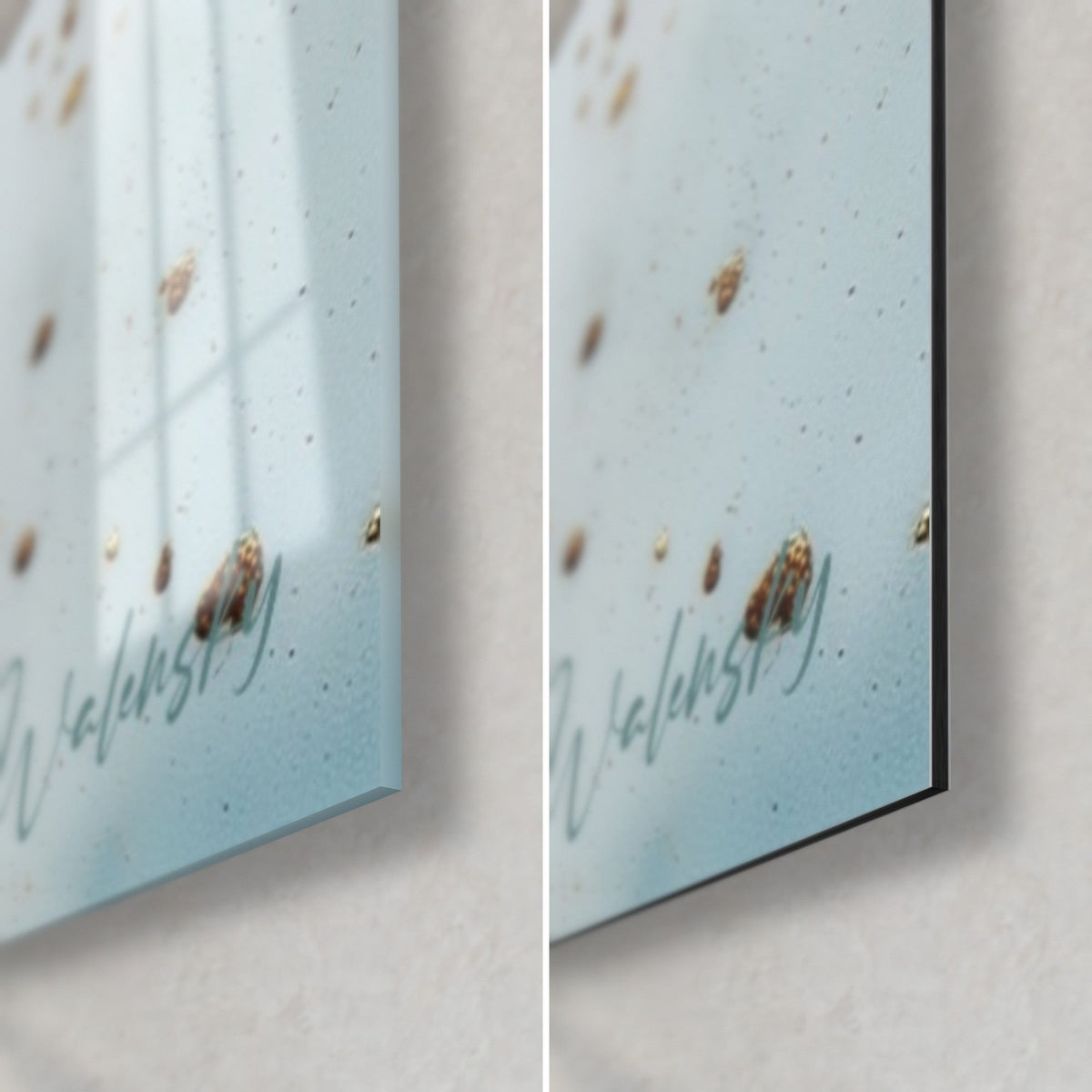 Tableau éclaboussures dorées sur fond bleu glacier, coin bas droit : verre brillant à reflets, alu Dibond mat et tranche fine