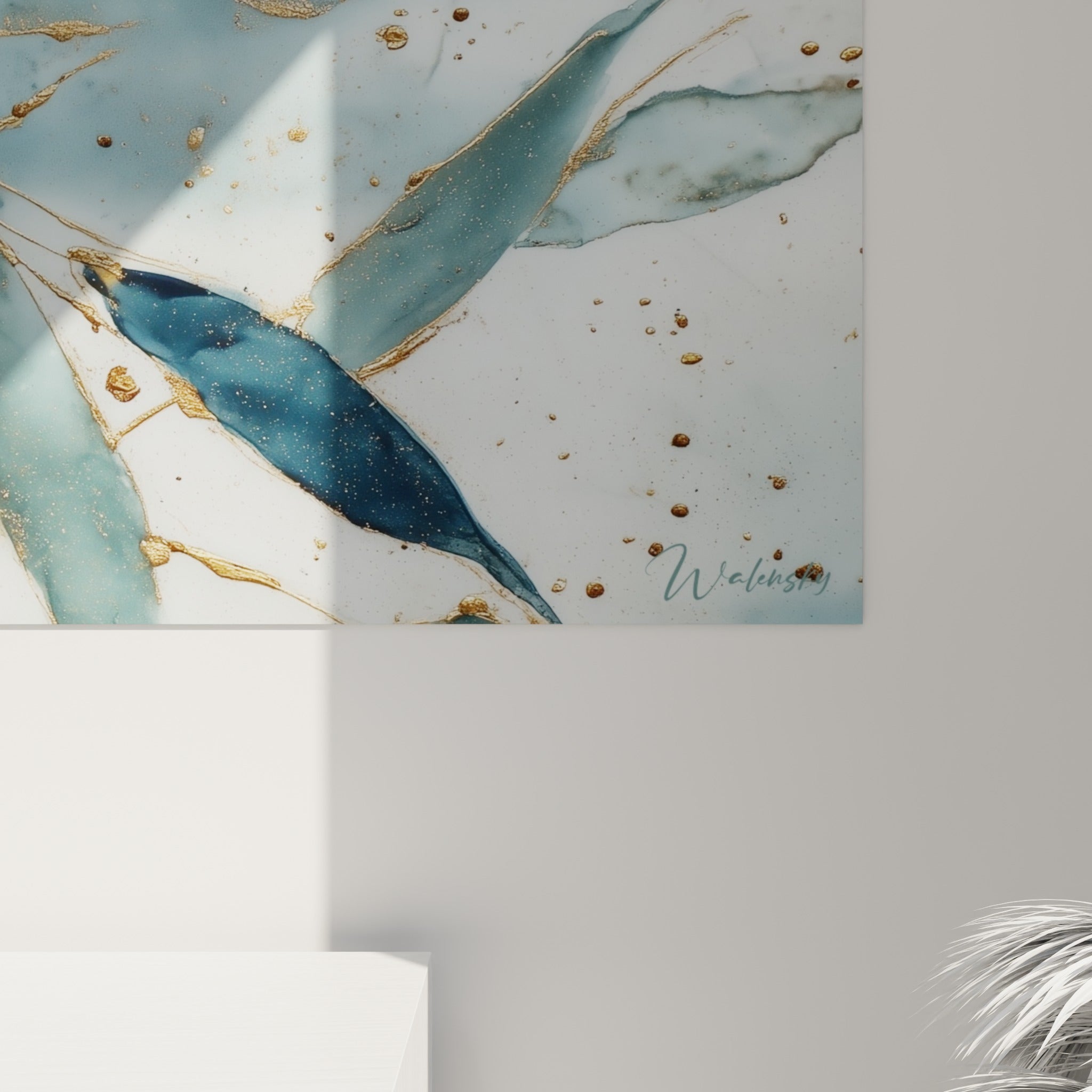 Détail des tiges dorées et des feuilles bleu pétrole du tableau bambou, effet encre diffusée et grain visible