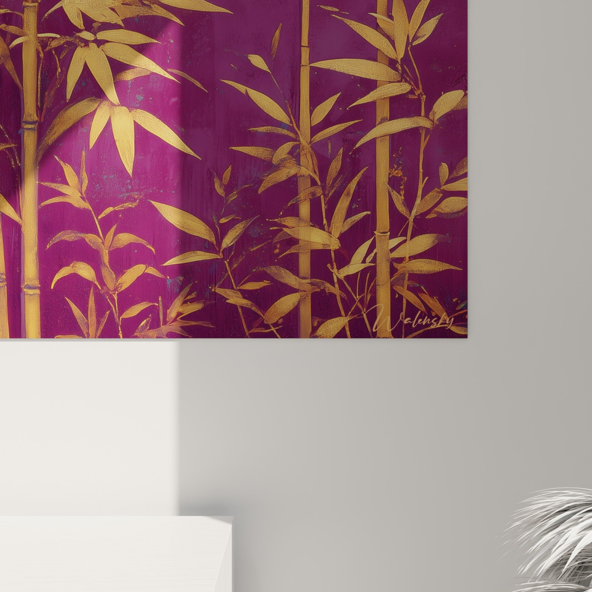 Nœuds dorés et nervures des feuilles de bambou se détachant sur la texture veloutée du fond violet