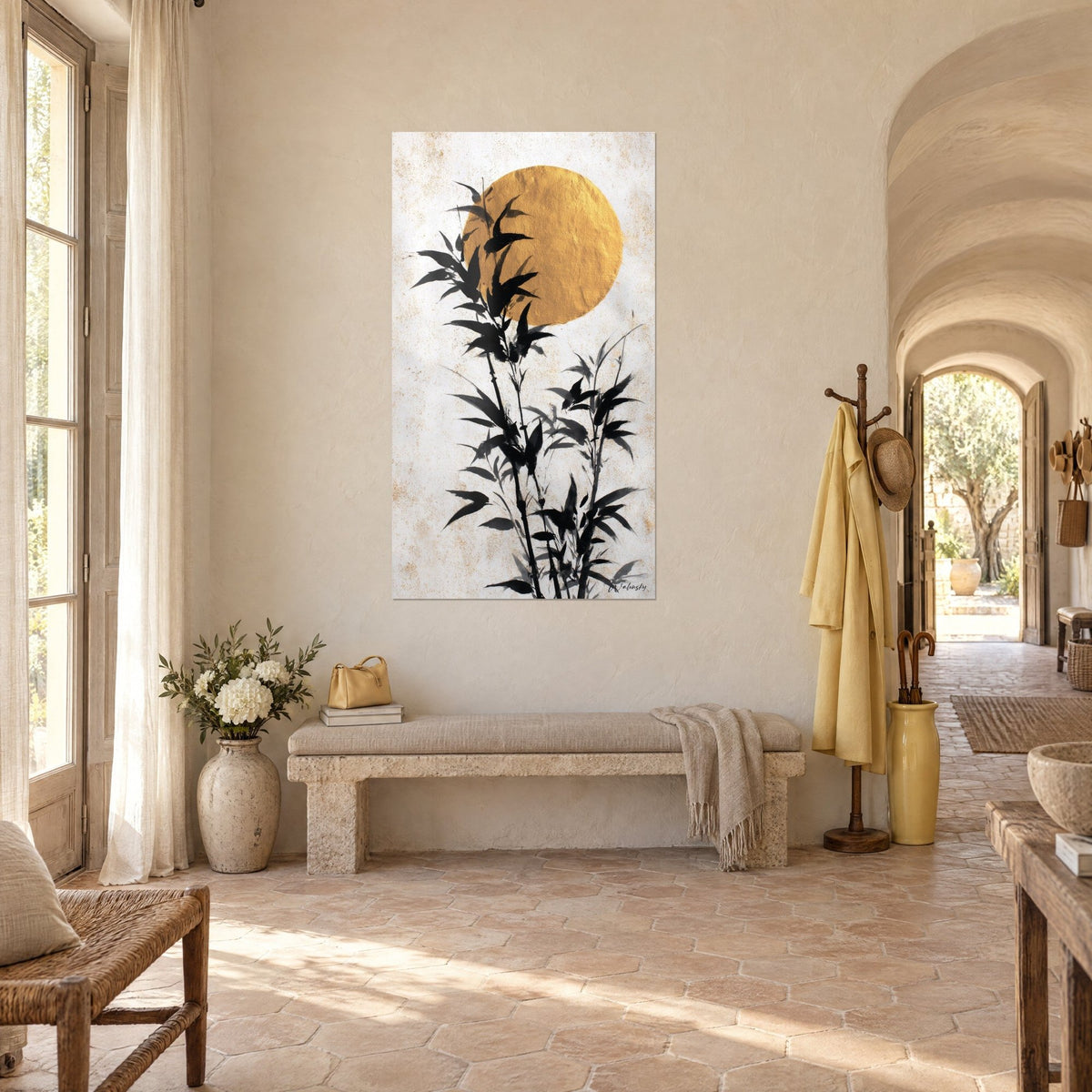 Tableau feuilles de bambou lancéolées en lavis noir, soleil doré éclaboussé, mur chaulé blanc, couloir voûté d'un mas provençal