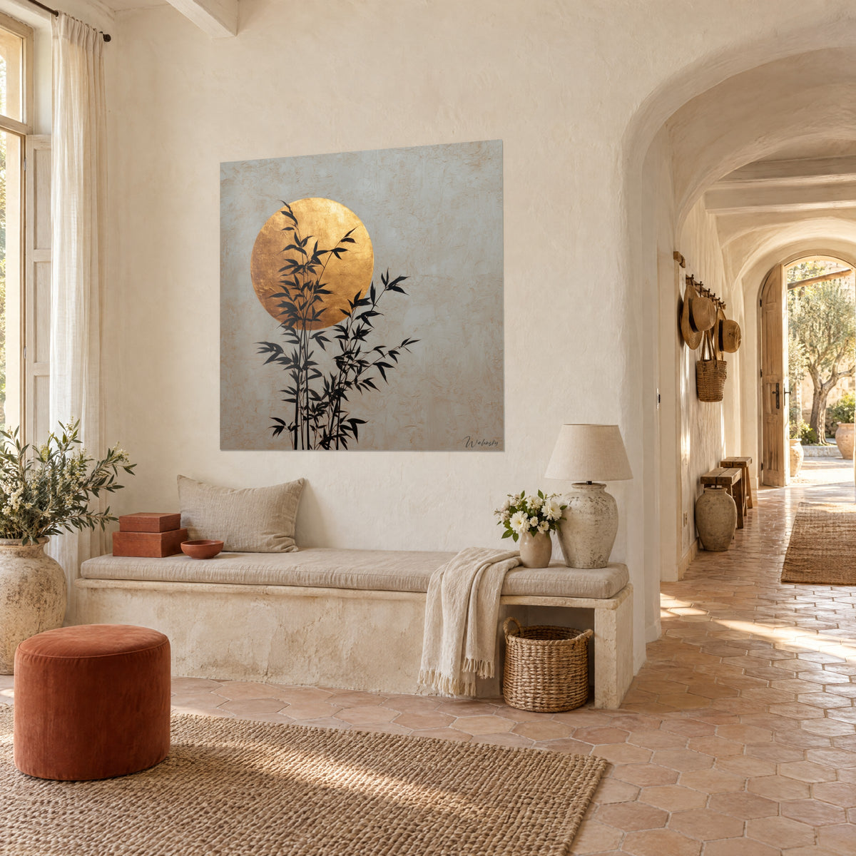 Quadro luna dorata con bambù a inchiostro fogliati su intonaco beige, parete di un'alcova a volta accanto a una panca in pietra chiara