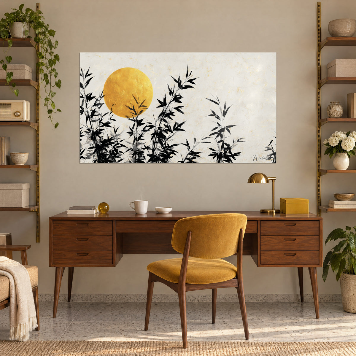 Quadro con cerchio dorato lucente e steli di bambù neri su fondo crema, sopra una scrivania in legno e una poltrona color senape