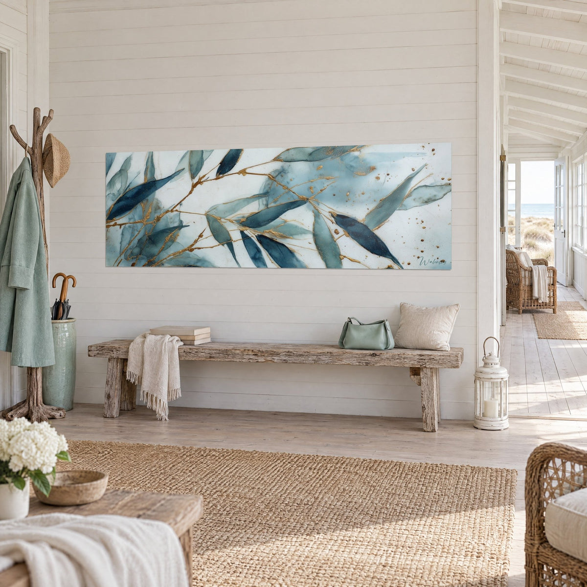 Tableau rameaux effilés bleu pétrole et turquoise pâle sur fond blanc nacré, vue de trois-quarts, banc en bois brut