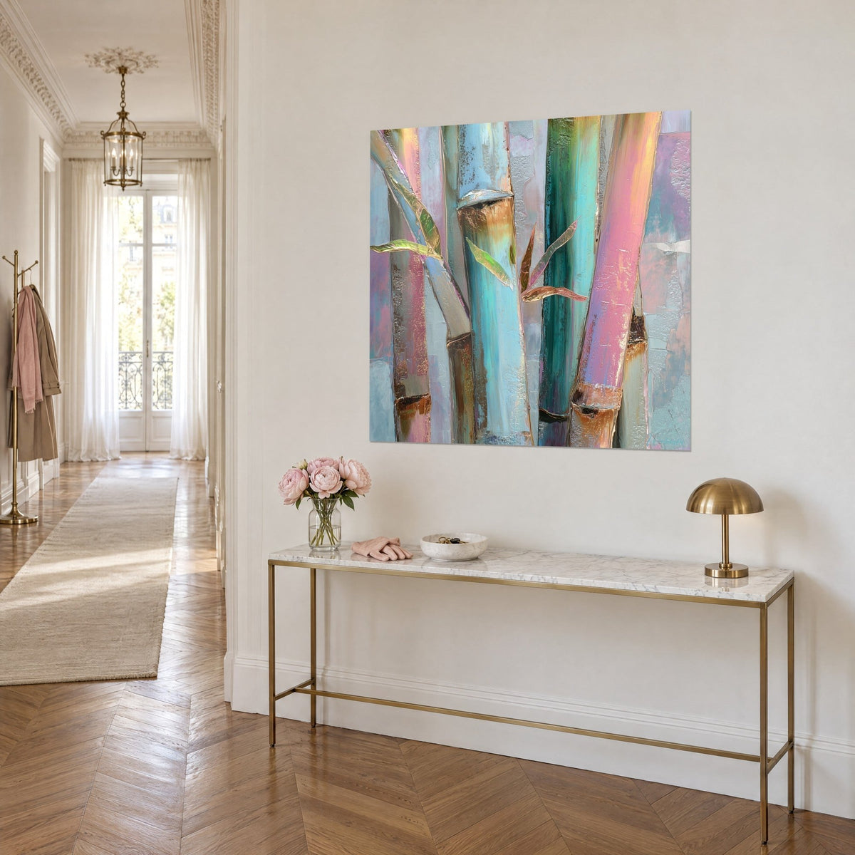 Quadro di bambù madreperlaceo azzurro ghiaccio e rosa cipria, nodi ramati in rilievo, appeso sopra una consolle dorata, parete beige