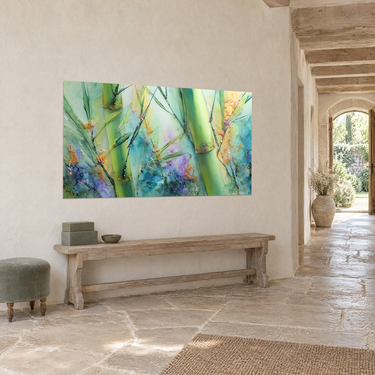 Tableau clairière de bambous aux troncs vert tendre, taches violettes et dorées, mur crépi, vue de trois-quarts, maison en pierre
