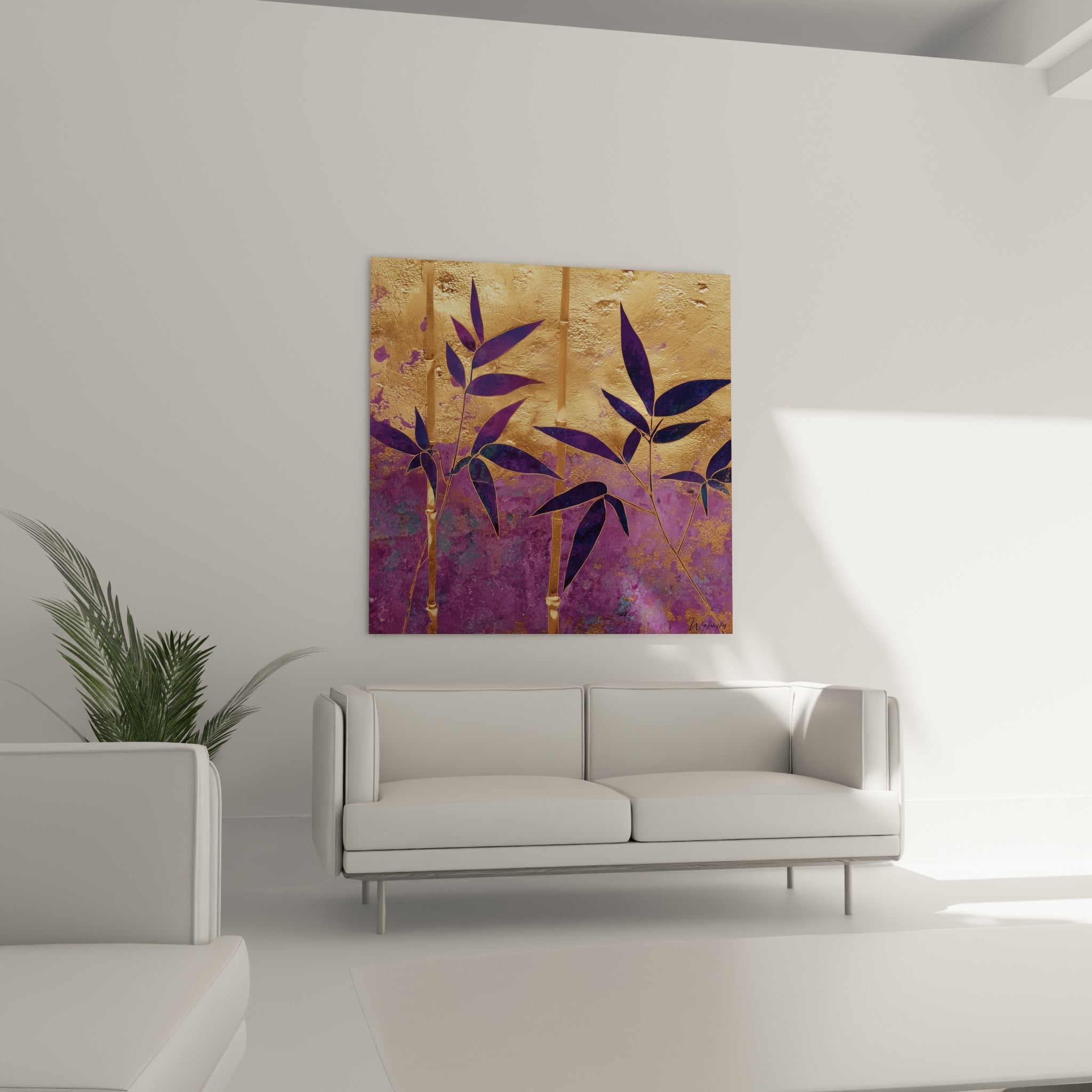 Tiges de bambou dorées et feuilles pourpres au-dessus d'un canapé dans un salon lumineux