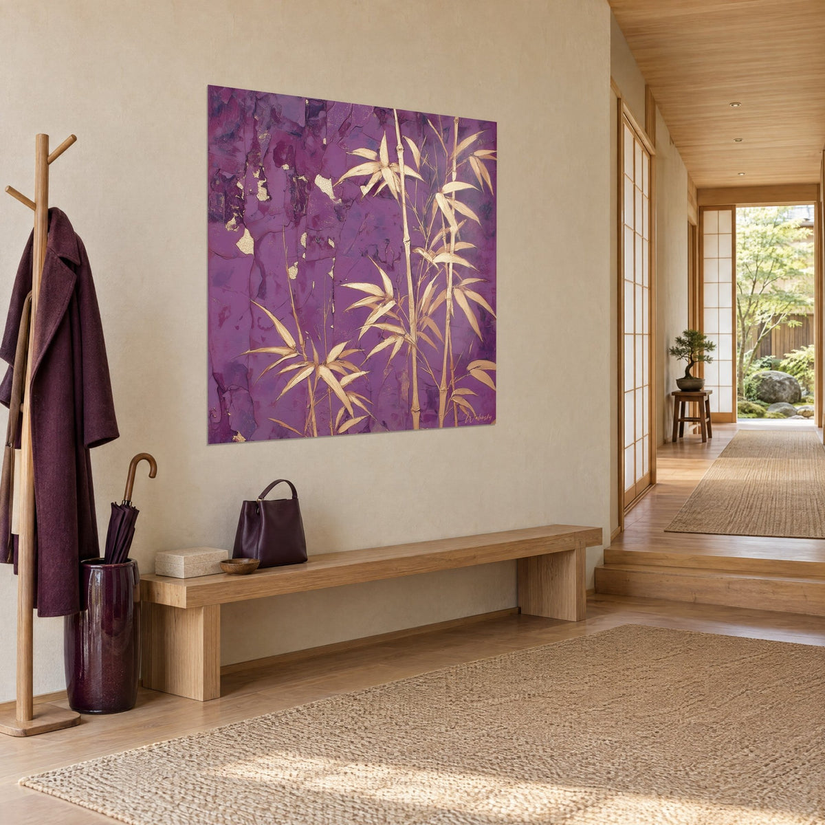 Quadro steli di bambù dorati su parete viola crepata, riflessi d'oro e porpora, visto di tre quarti in un ingresso