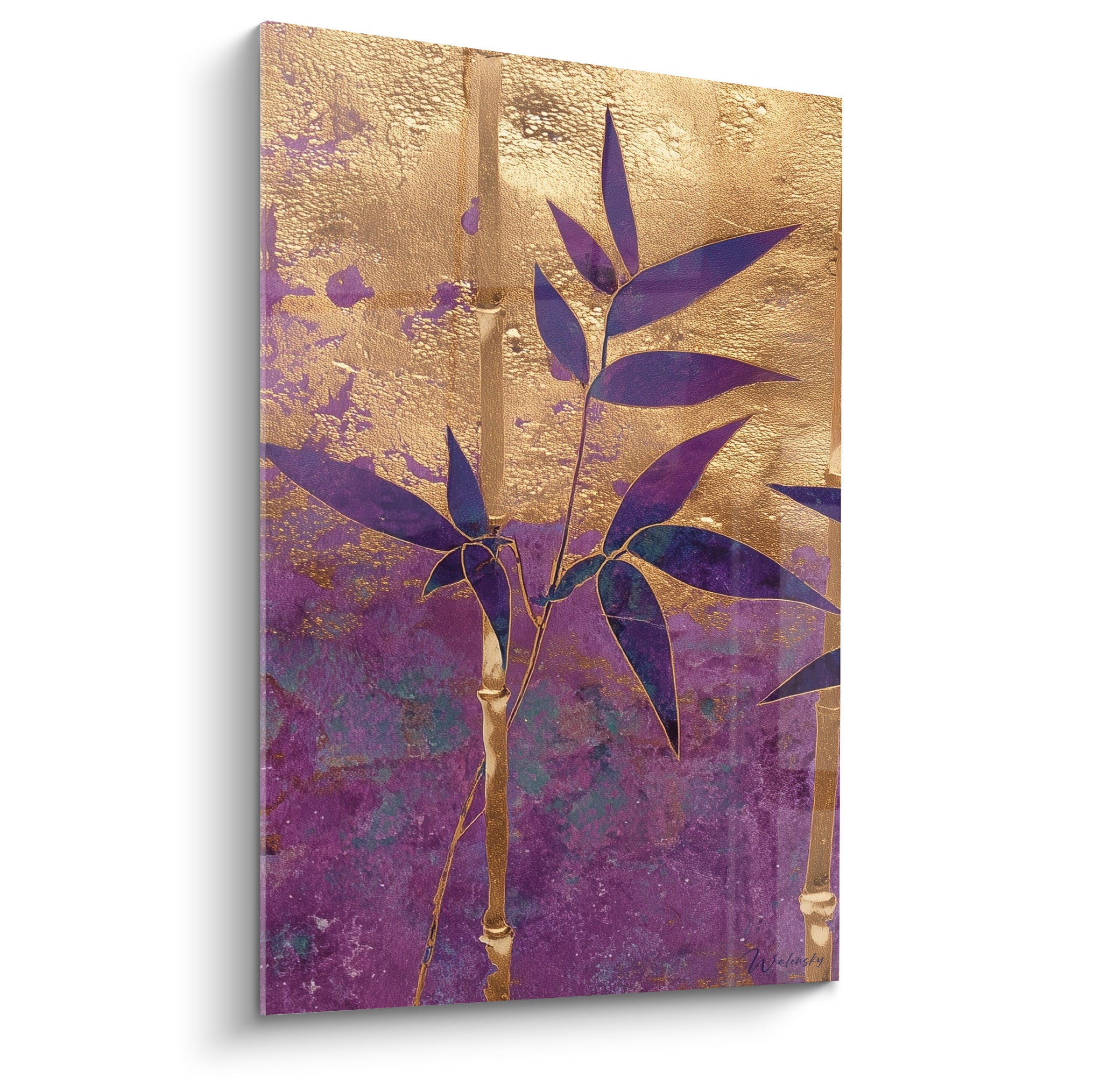 Bambou doré texturé aux feuilles violettes se détachant sur un fond magenta intense