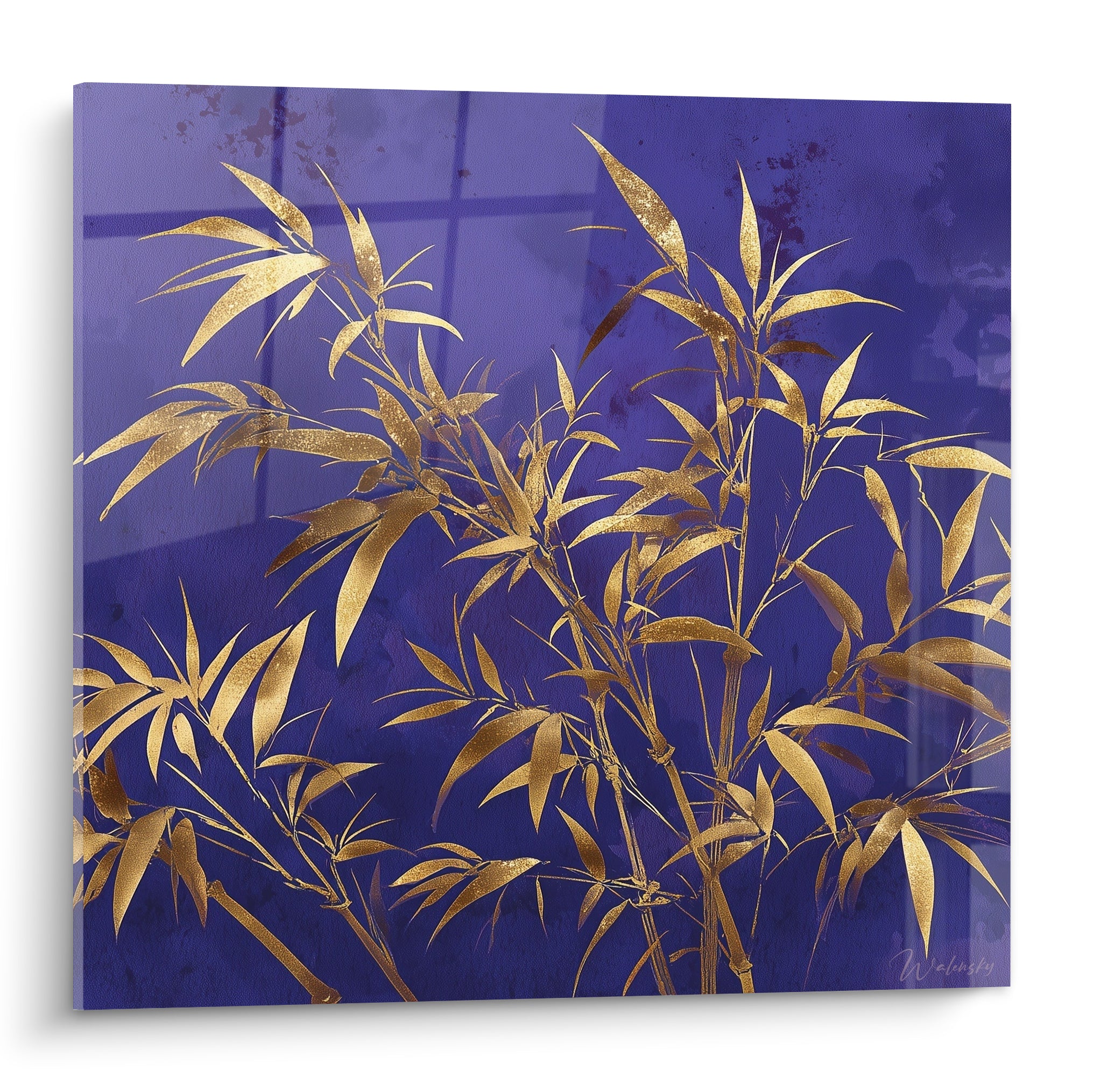 Bambou doré aux feuilles graphiques se déployant sur fond bleu indigo profond et texturé