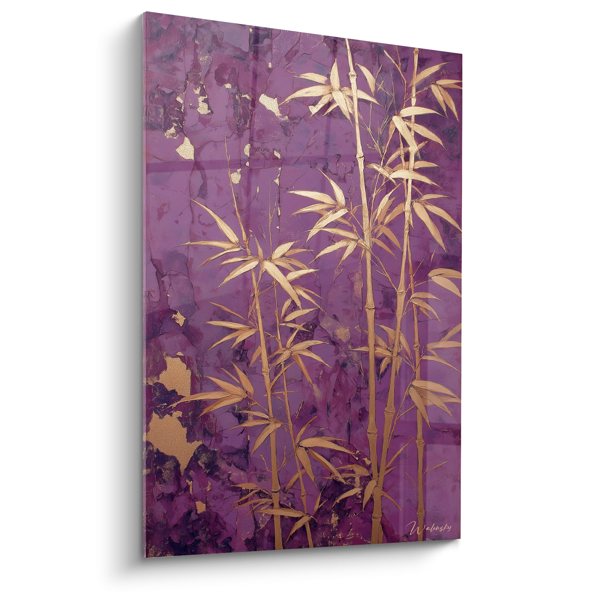 Bambou doré élancé sur fond violet craquelé, tiges fines et feuillage ocre en pleine lumière