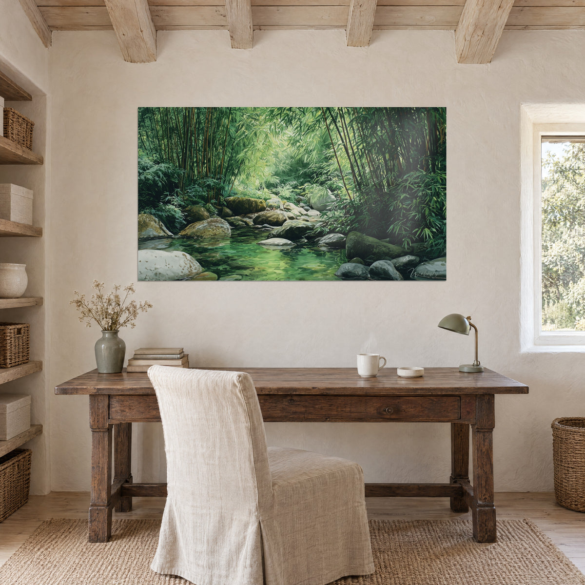 Quadro Ruscello che serpeggia sotto i bambù, riflessi verdi, rocce grigie arrotondate, sulla parete in legno di uno studio con lampada e finestra