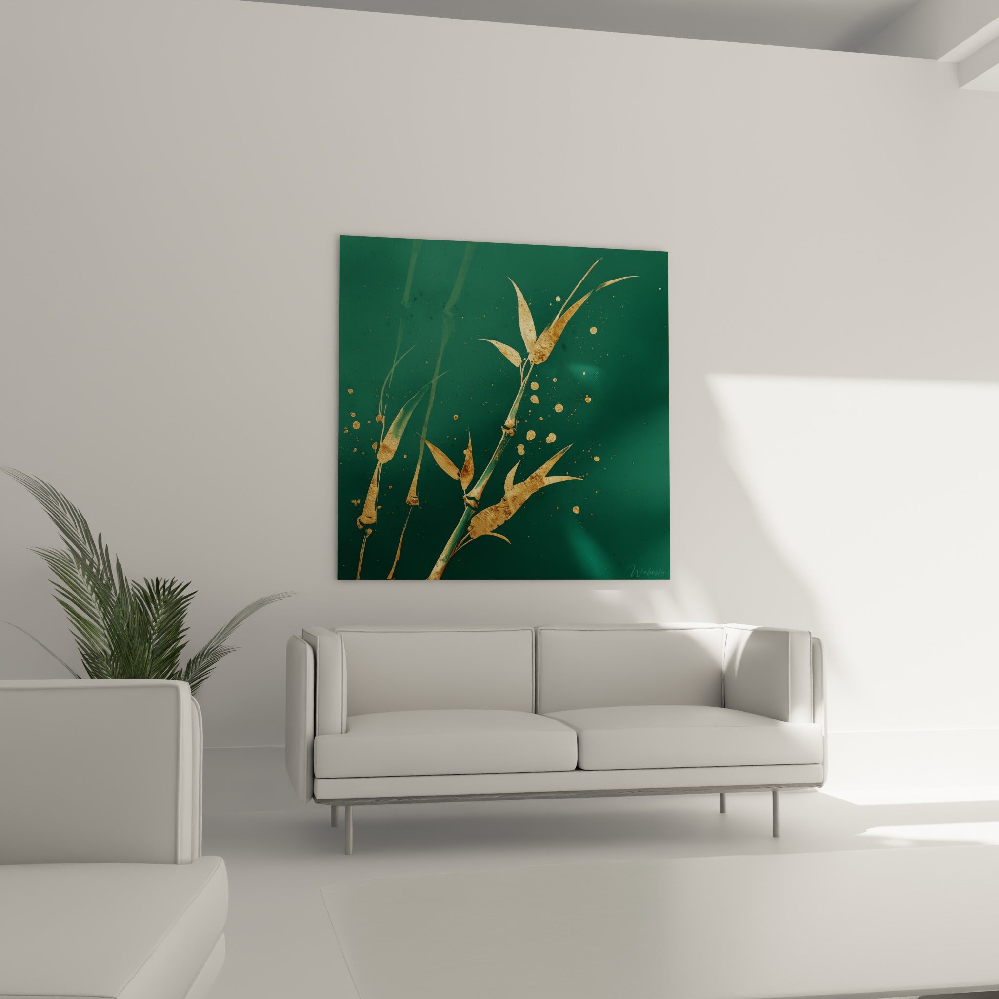 Feuilles de bambou dorées éclaboussées sur fond émeraude au-dessus d'un canapé dans un salon lumineux