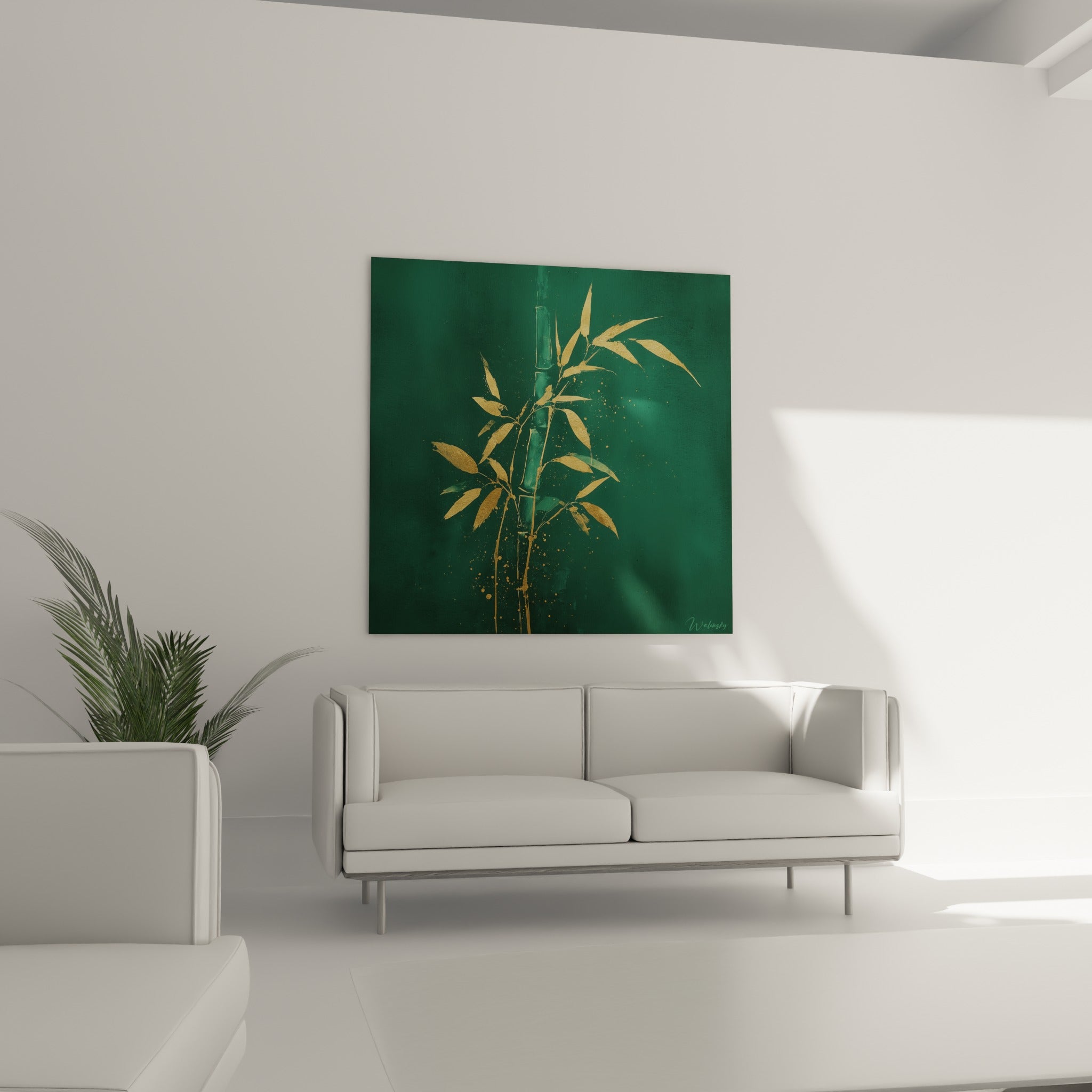 Feuilles de bambou dorées se détachant du vert sombre, accrochées au-dessus d'un canapé dans un salon lumineux