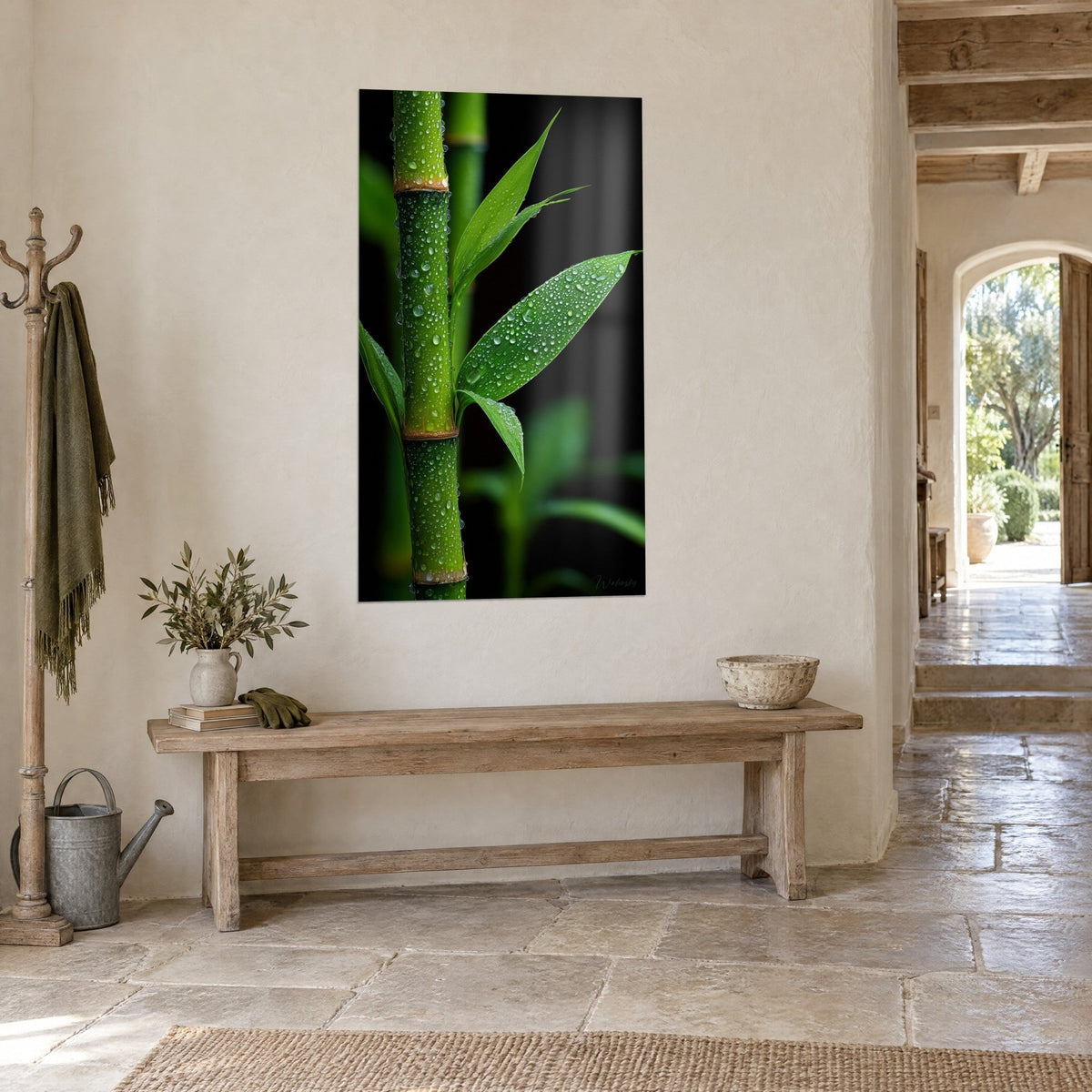 Quadro di canne verdi e una foglia lanceolata punteggiata di gocce, fondo nero profondo, corridoio in pietra chiara e panca di legno