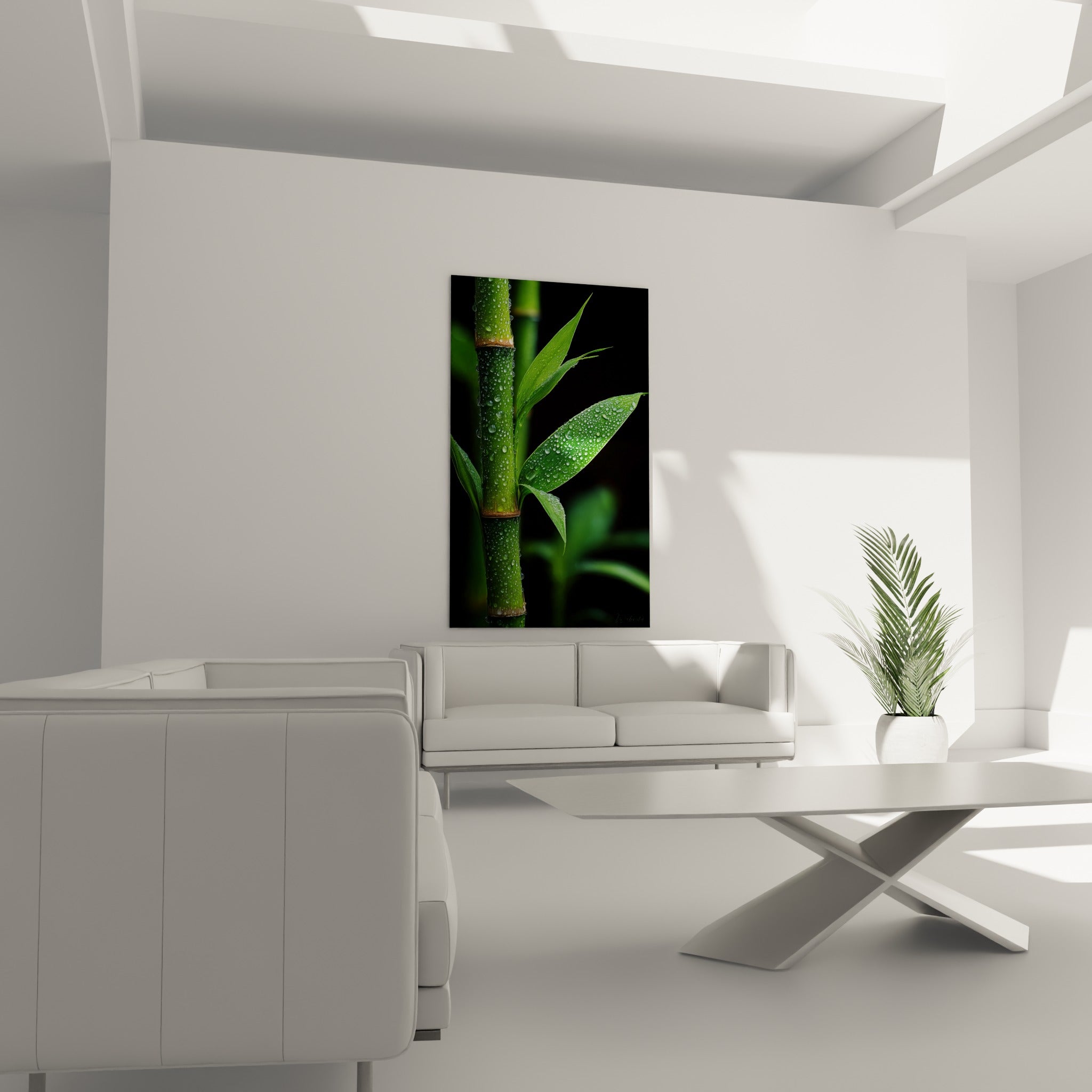 Feuillage de bambou vert émeraude perlé de rosée au-dessus d'un canapé dans un salon lumineux