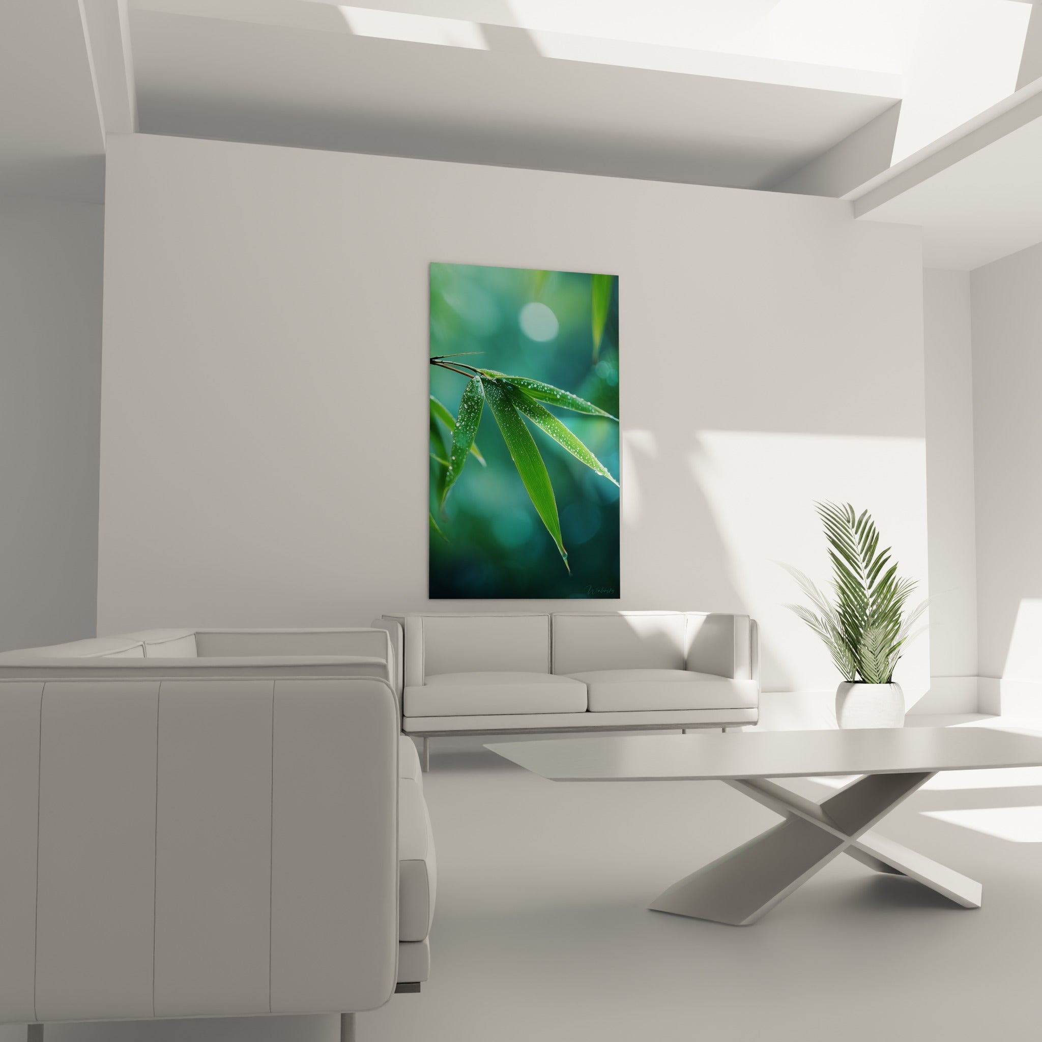 Feuillage de bambou turquoise et vert accroché au-dessus d'un canapé dans un salon lumineux